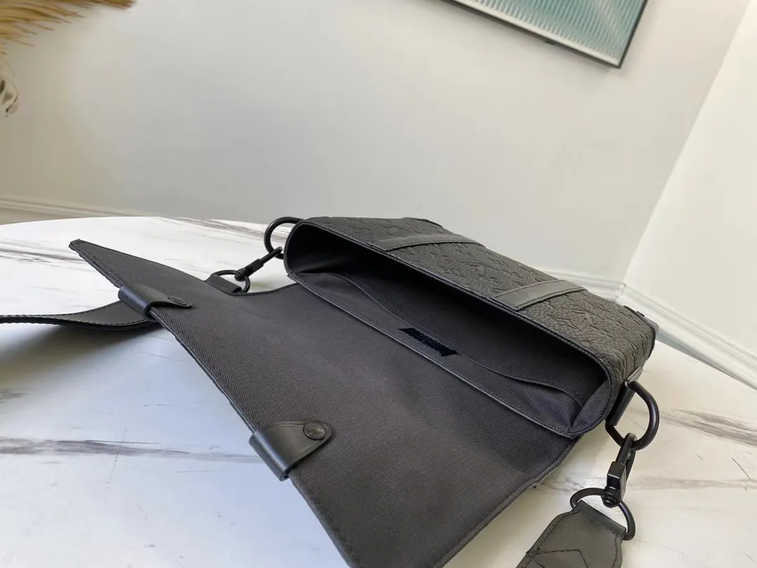 💰940 (first-grain leather) Top original order N57726 This compact rectangular trunk messenger bag is made of Monogram embossed Taurillon leather and continues the brand’s classic hard box elements such as matte black rivets and reinforced black leather corners. Removable and adjustable strap for comfortable carrying. Dimensions: 24 x 18 x 5.5 cm