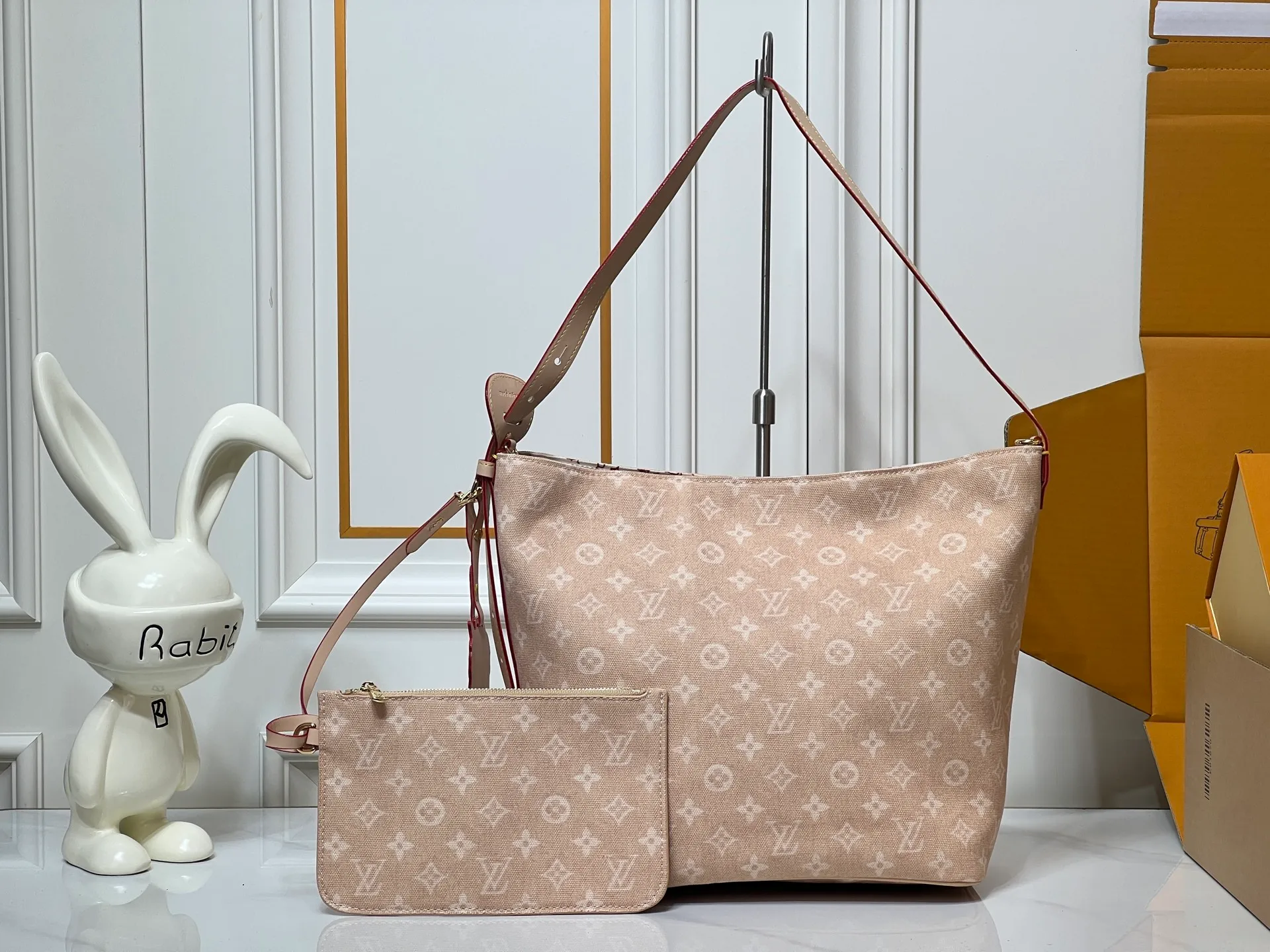 Batch 260💰Upgraded original M25727 M12926 This large All In handbag is from the LV Travels With series, using the Meowgram pattern to highlight the design aesthetics of fashion icon and artist Grace Coddington. The canvas bag body is paired with cow leather trim and a fun cat-shaped key bag. The bucket shape can easily store daily necessities such as a laptop computer, and the detachable zipper bag adds functional considerations. Dimensions: 26 x 31 x 18 (cm) (length x height x width)