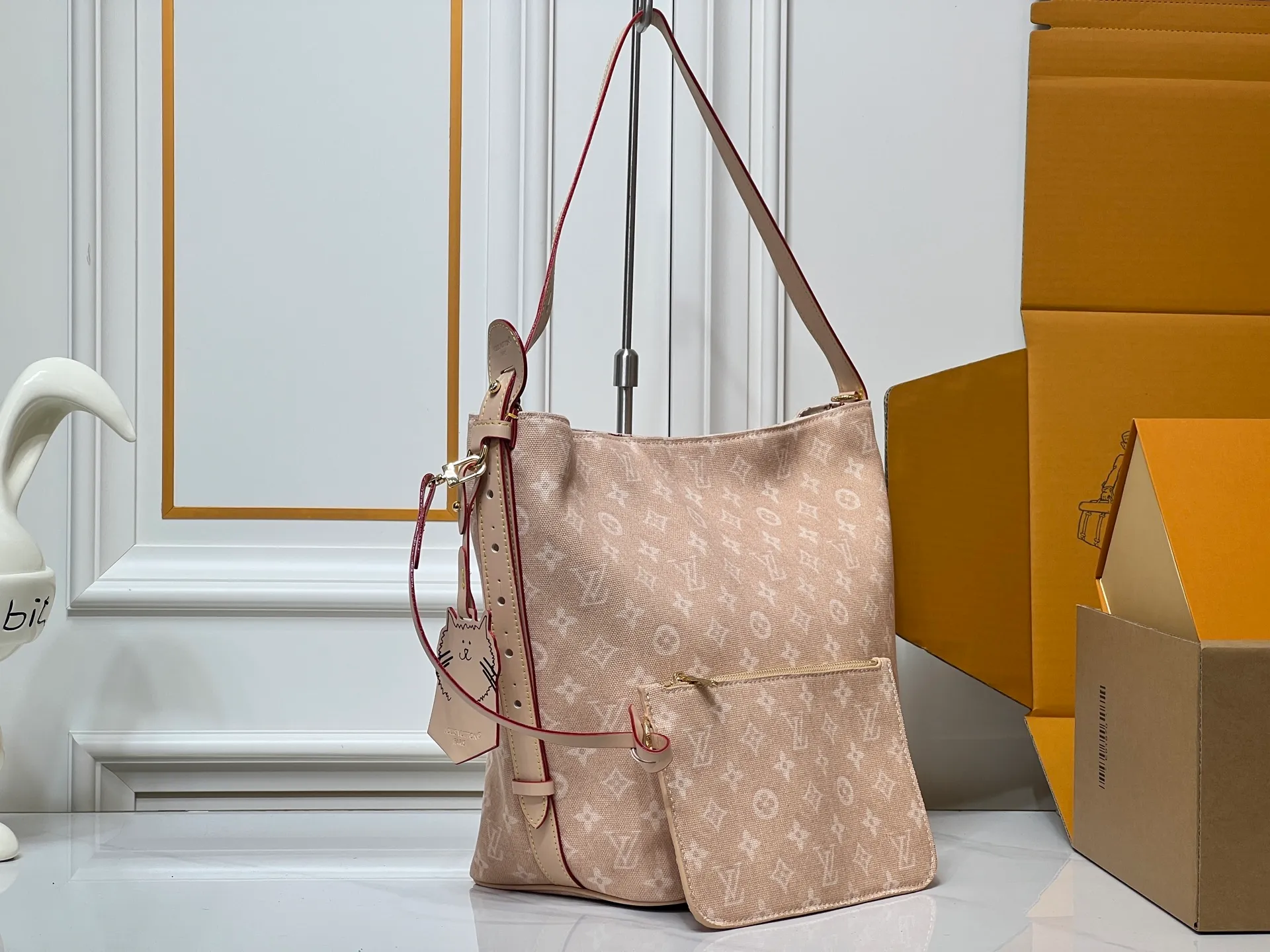 Batch 260💰Upgraded original M25727 M12926 This large All In handbag is from the LV Travels With series, using the Meowgram pattern to highlight the design aesthetics of fashion icon and artist Grace Coddington. The canvas bag body is paired with cow leather trim and a fun cat-shaped key bag. The bucket shape can easily store daily necessities such as a laptop computer, and the detachable zipper bag adds functional considerations. Dimensions: 26 x 31 x 18 (cm) (length x height x width)