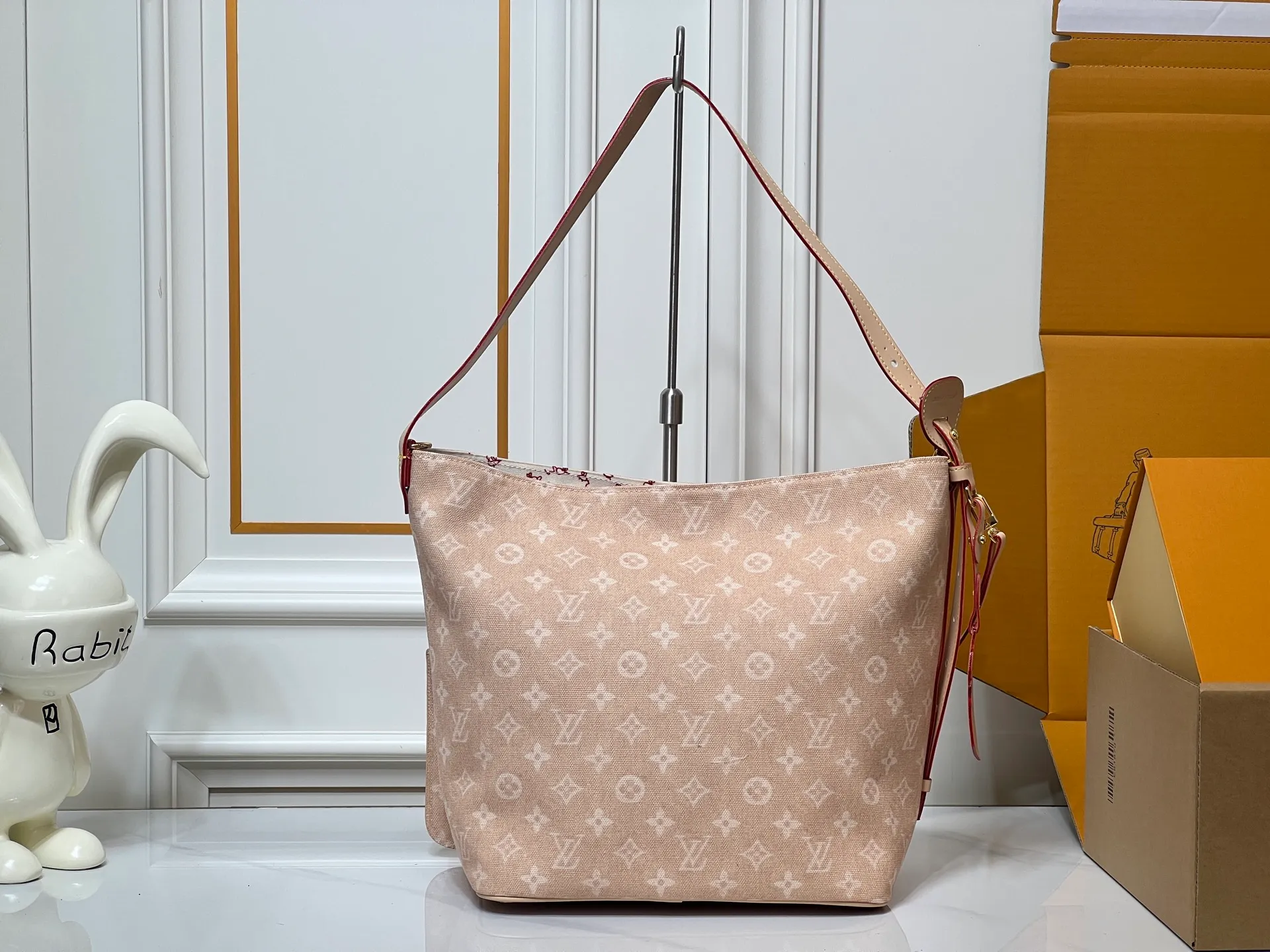 Batch 260💰Upgraded original M25727 M12926 This large All In handbag is from the LV Travels With series, using the Meowgram pattern to highlight the design aesthetics of fashion icon and artist Grace Coddington. The canvas bag body is paired with cow leather trim and a fun cat-shaped key bag. The bucket shape can easily store daily necessities such as a laptop computer, and the detachable zipper bag adds functional considerations. Dimensions: 26 x 31 x 18 (cm) (length x height x width)