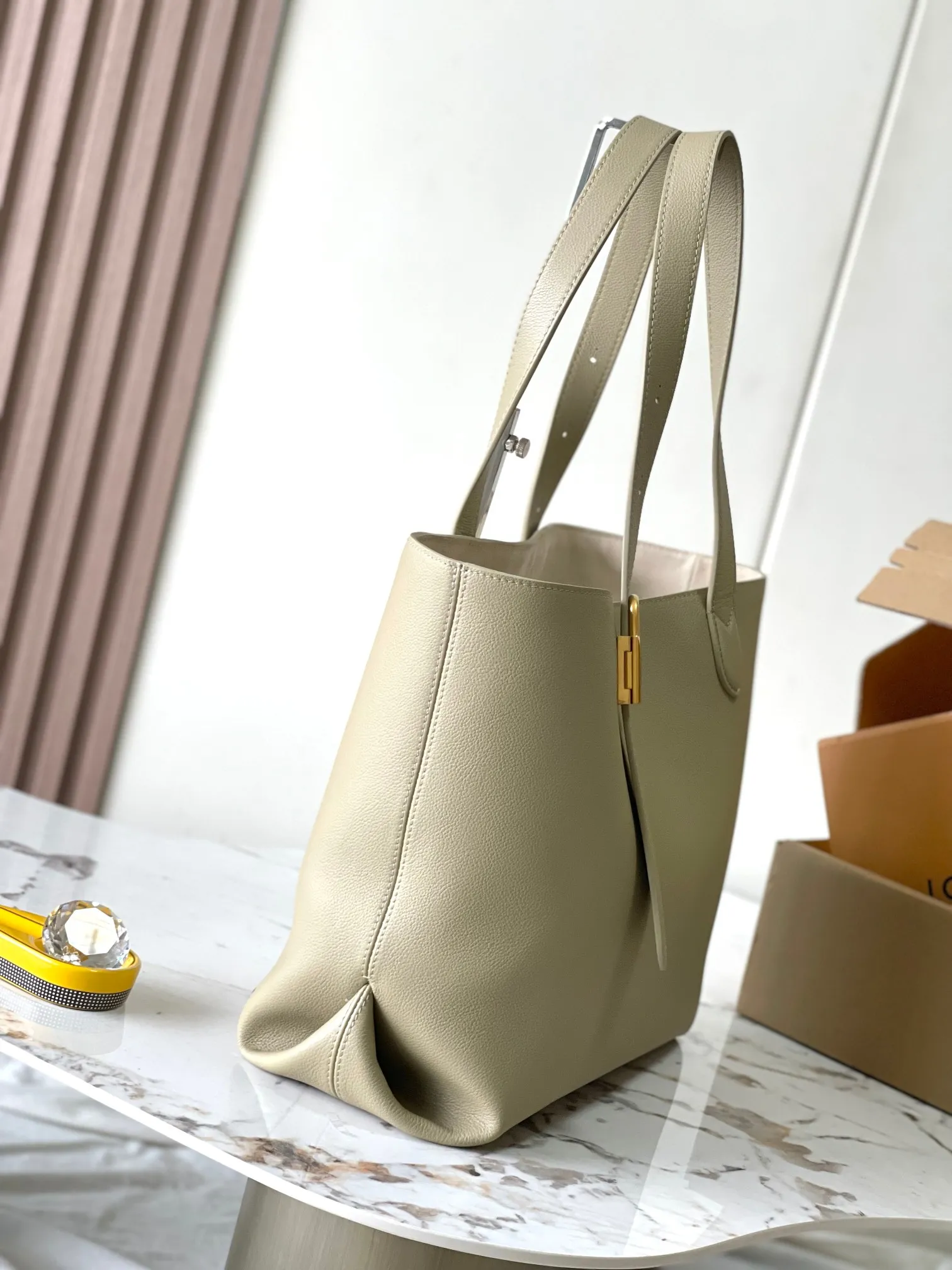 p3000 [Special grade MB chip version original leather] This medium-sized Low Key Cabas handbag is made of soft grained cow leather wrapped with suede leather lining, creating a gorgeous style with ingenuity. Model: M25343 Matcha Green Dynamic Chip Version Material: Grade A all-steel hardware, imported original fabric Packaging: Full set of original factory duty-free MB packaging Size: 47*30*14cM