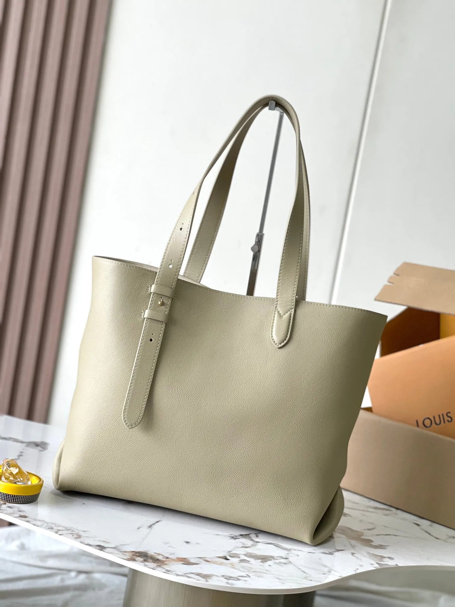 p3000 [Special grade MB chip version original leather] This medium-sized Low Key Cabas handbag is made of soft grained cow leather wrapped with suede leather lining, creating a gorgeous style with ingenuity. Model: M25343 Matcha Green Dynamic Chip Version Material: Grade A all-steel hardware, imported original fabric Packaging: Full set of original factory duty-free MB packaging Size: 47*30*14cM