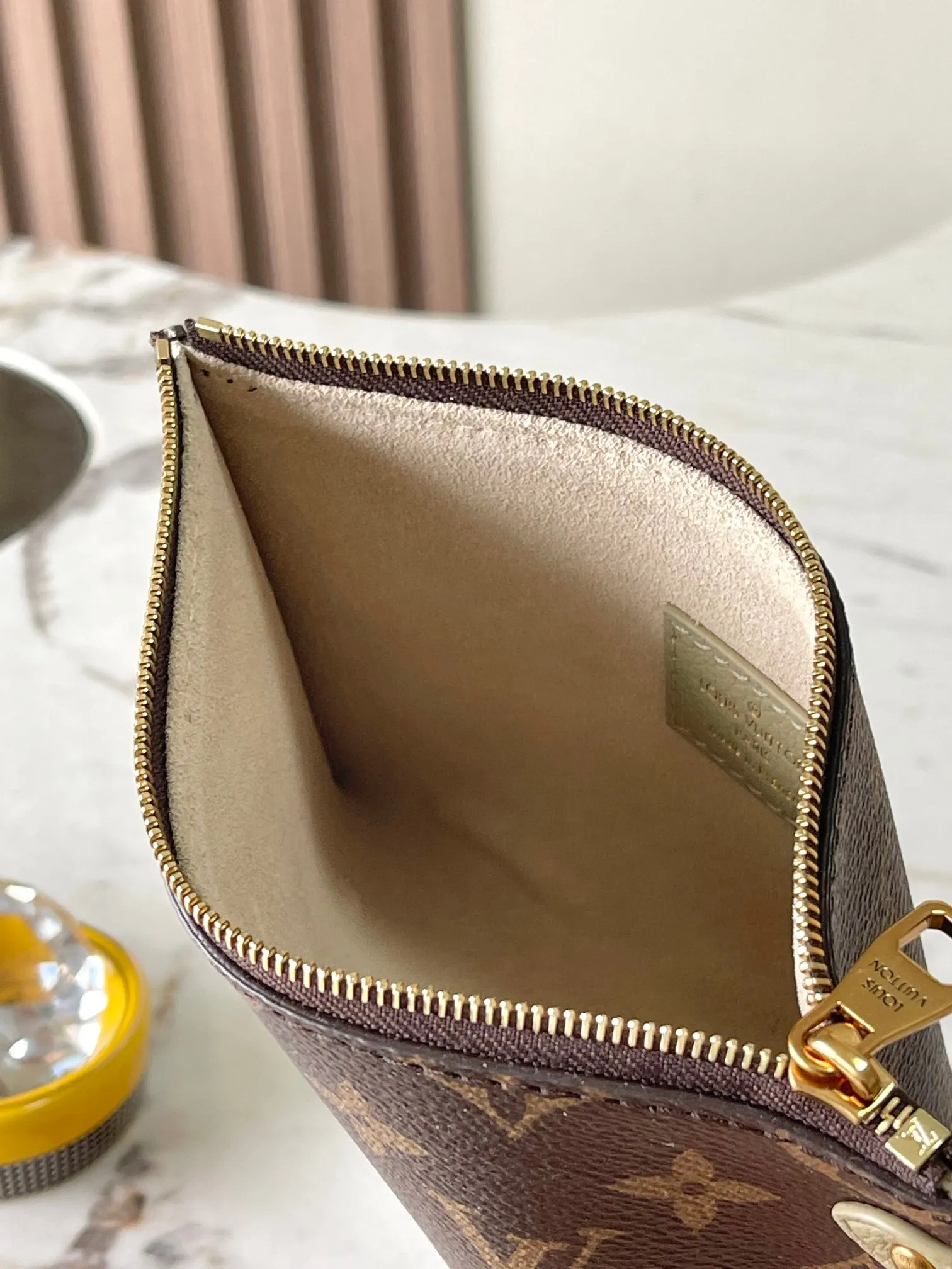 p3000 [Special grade MB chip version original leather] This medium-sized Low Key Cabas handbag is made of soft grained cow leather wrapped with suede leather lining, creating a gorgeous style with ingenuity. Model: M25343 Matcha Green Dynamic Chip Version Material: Grade A all-steel hardware, imported original fabric Packaging: Full set of original factory duty-free MB packaging Size: 47*30*14cM