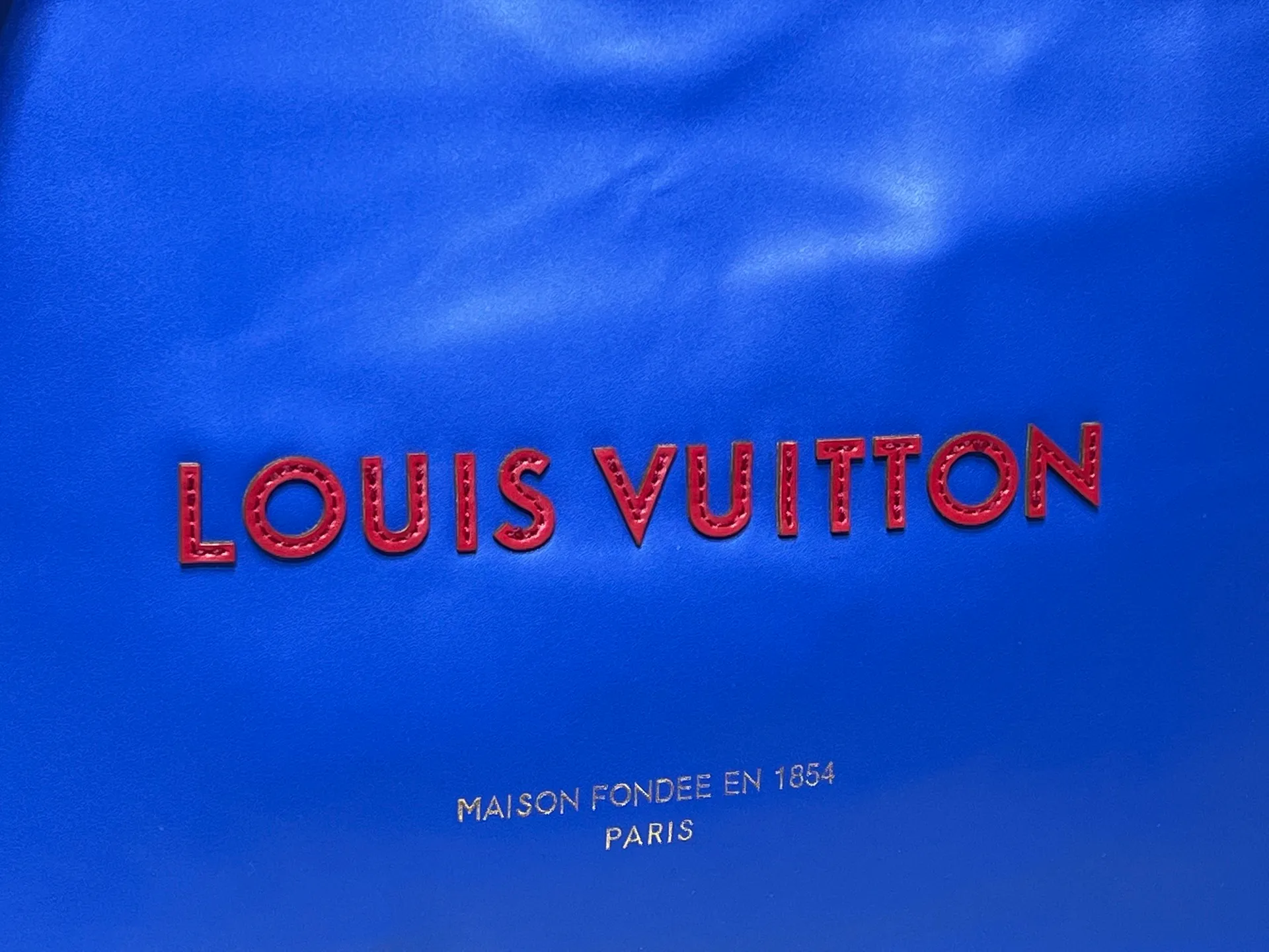 Batch 320💰M24457 Black Orange Blue Green Gray Presbyopia Plaid Black Crocodile Orange Crocodile Pattern 9 Colors ✔️ This Shopper medium handbag draws inspiration from Louis Vuitton shopping bags, with the words Louis Vuitton and Maison Fondée En 1854 written on soft cow leather, with a top handle and a detachable shoulder strap. Size: 40x32x16cm