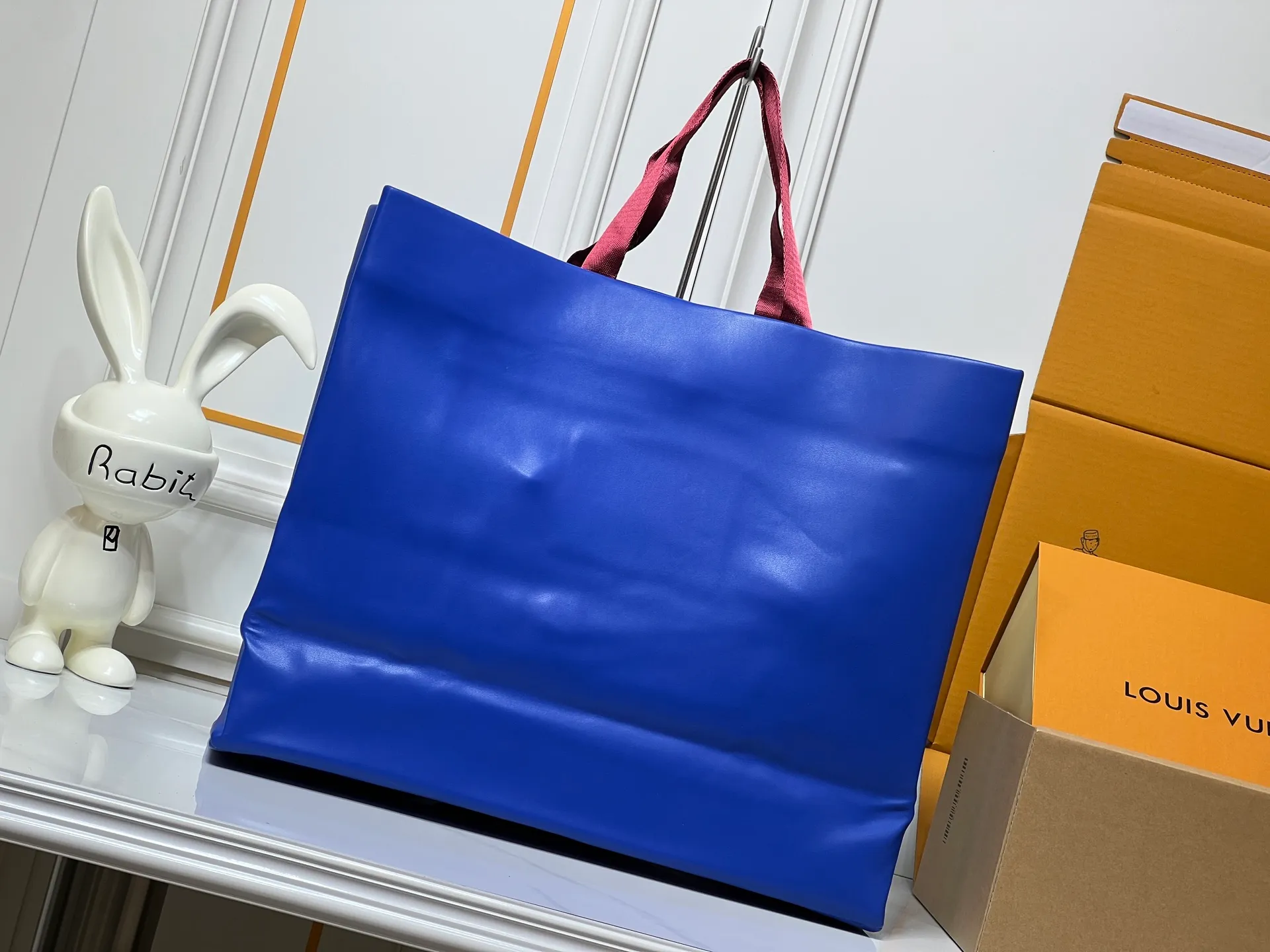 Batch 320💰M24457 Black Orange Blue Green Gray Presbyopia Plaid Black Crocodile Orange Crocodile Pattern 9 Colors ✔️ This Shopper medium handbag draws inspiration from Louis Vuitton shopping bags, with the words Louis Vuitton and Maison Fondée En 1854 written on soft cow leather, with a top handle and a detachable shoulder strap. Size: 40x32x16cm