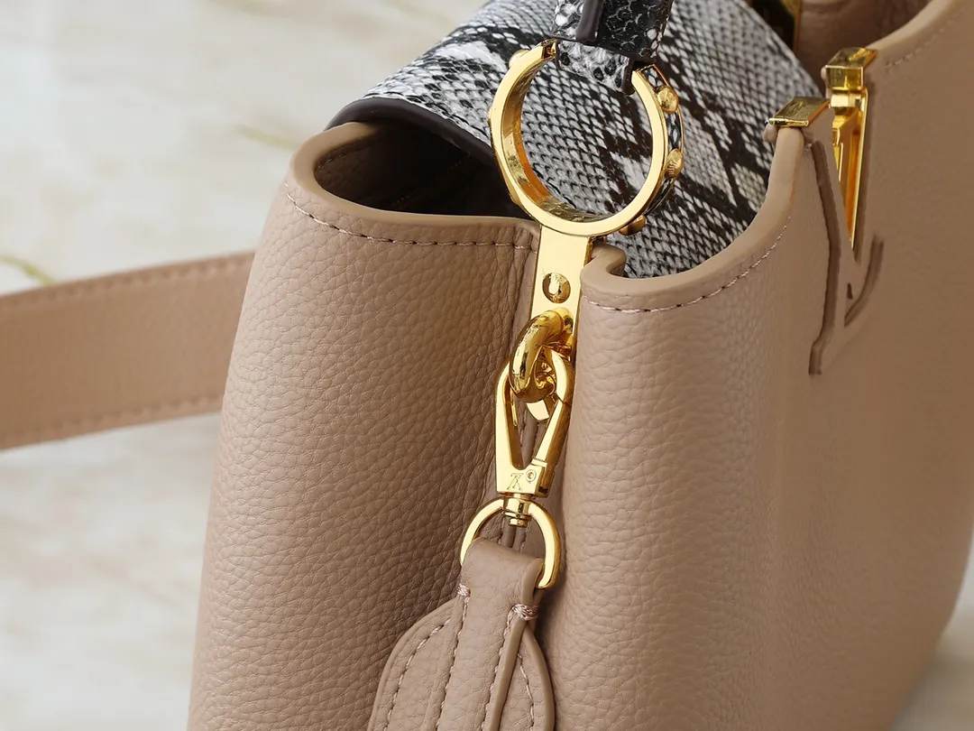 💰340💰Guangzhou goods Upgraded original M80071 M80041 M81410 M81258 M98477 This Capucines handbag displays the subtle sheen of the delicate Taurillon leather and python leather handles, embellished with iconic letters. The detachable wide shoulder strap allows the compact size to be worn on the shoulder or cross-body. Dimensions: 27.0 x 17.3 x 9.0 cm