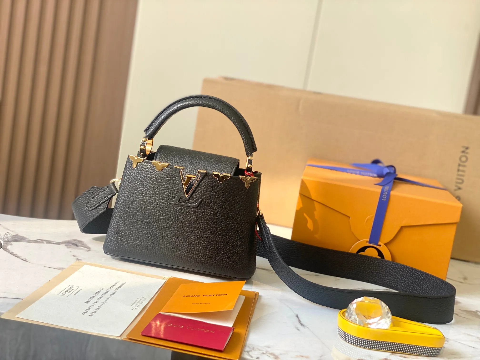 P2400 [Special quality original leather 💋 M23330 black upgraded version hardware] Capucines mini handbag, this Capucines Flower Crown handbag is made of full-grain Taurillon leather embellished with Monogram flowers. Each flower is shaped by exquisite shells. The LV logo and flowers echo each other, giving this soft handbag a jewel-like luster. Use the detachable shoulder strap cleverly to switch between shoulder and crossbody styles! Size: 21*14*8Cm