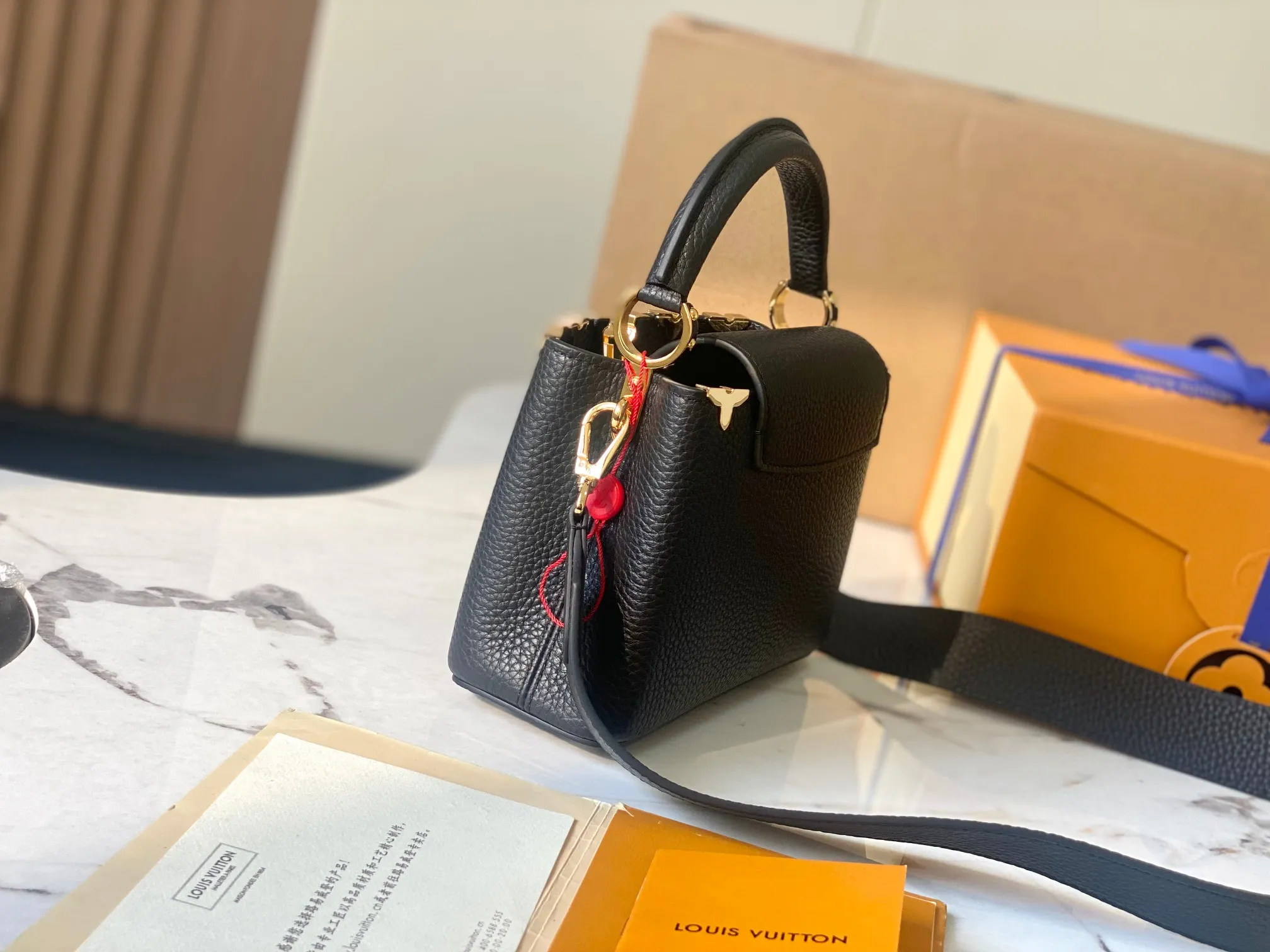 P2400 [Special quality original leather 💋 M23330 black upgraded version hardware] Capucines mini handbag, this Capucines Flower Crown handbag is made of full-grain Taurillon leather embellished with Monogram flowers. Each flower is shaped by exquisite shells. The LV logo and flowers echo each other, giving this soft handbag a jewel-like luster. Use the detachable shoulder strap cleverly to switch between shoulder and crossbody styles! Size: 21*14*8Cm