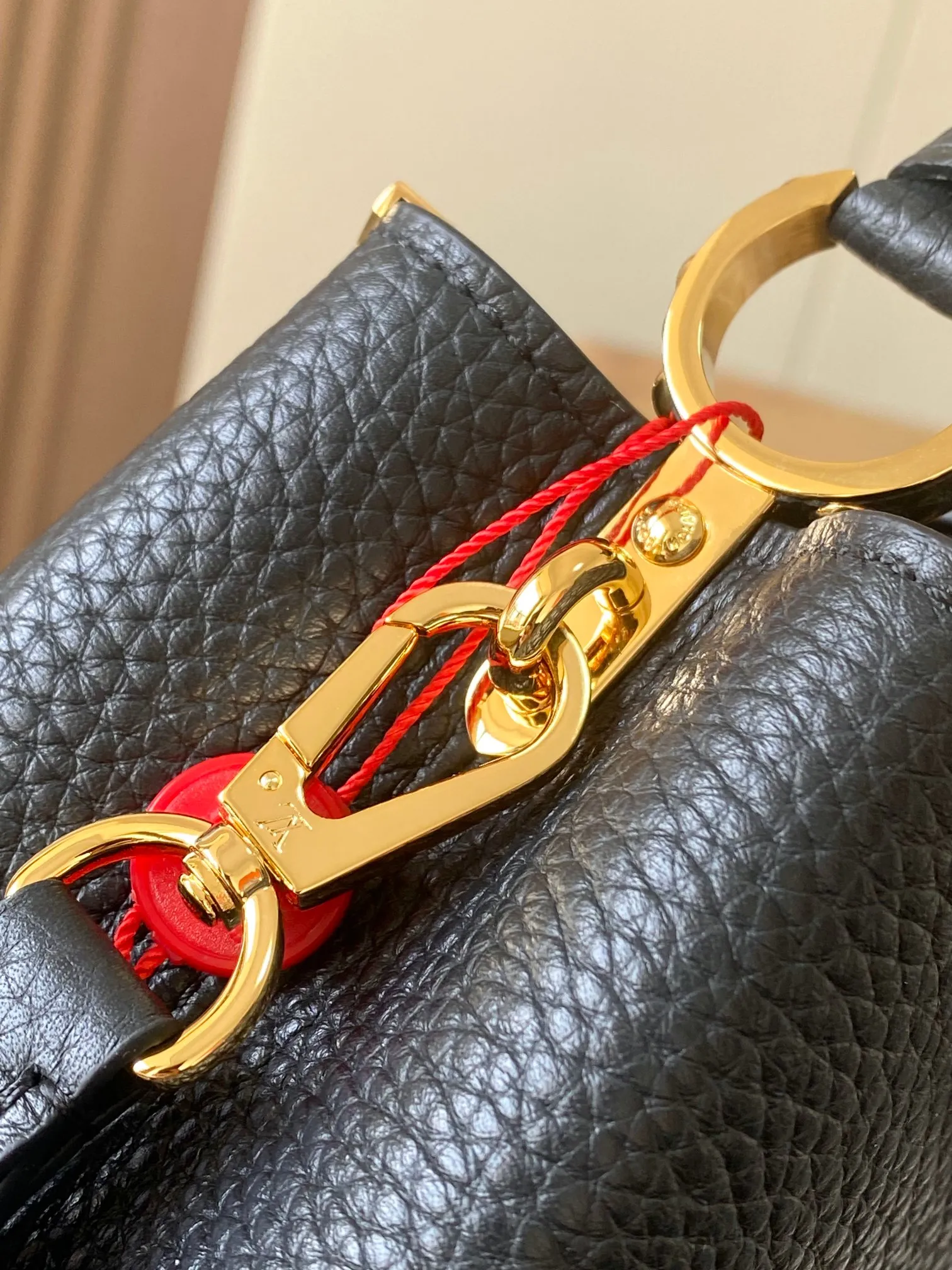 P2400 [Special quality original leather 💋 M23330 black upgraded version hardware] Capucines mini handbag, this Capucines Flower Crown handbag is made of full-grain Taurillon leather embellished with Monogram flowers. Each flower is shaped by exquisite shells. The LV logo and flowers echo each other, giving this soft handbag a jewel-like luster. Use the detachable shoulder strap cleverly to switch between shoulder and crossbody styles! Size: 21*14*8Cm