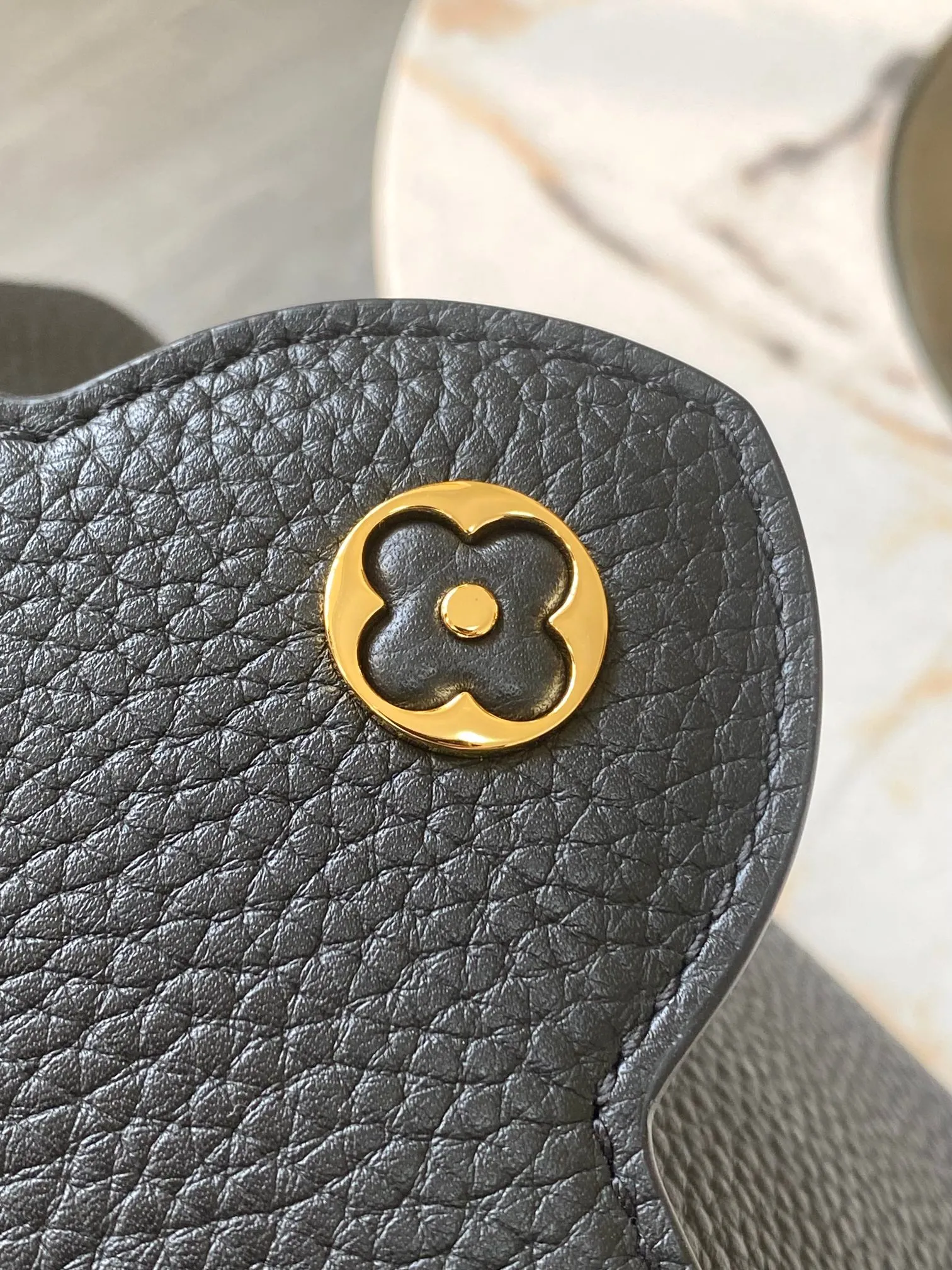 P2400 [Special quality original leather 💋 M23330 black upgraded version hardware] Capucines mini handbag, this Capucines Flower Crown handbag is made of full-grain Taurillon leather embellished with Monogram flowers. Each flower is shaped by exquisite shells. The LV logo and flowers echo each other, giving this soft handbag a jewel-like luster. Use the detachable shoulder strap cleverly to switch between shoulder and crossbody styles! Size: 21*14*8Cm