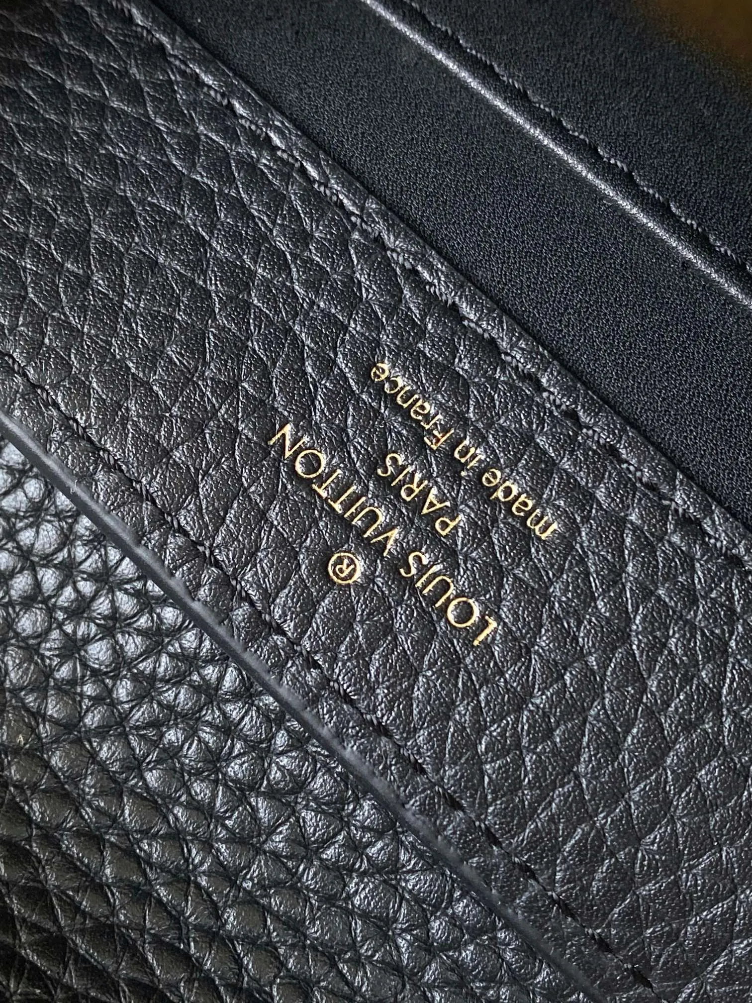 P2400 [Special quality original leather 💋 M23330 black upgraded version hardware] Capucines mini handbag, this Capucines Flower Crown handbag is made of full-grain Taurillon leather embellished with Monogram flowers. Each flower is shaped by exquisite shells. The LV logo and flowers echo each other, giving this soft handbag a jewel-like luster. Use the detachable shoulder strap cleverly to switch between shoulder and crossbody styles! Size: 21*14*8Cm