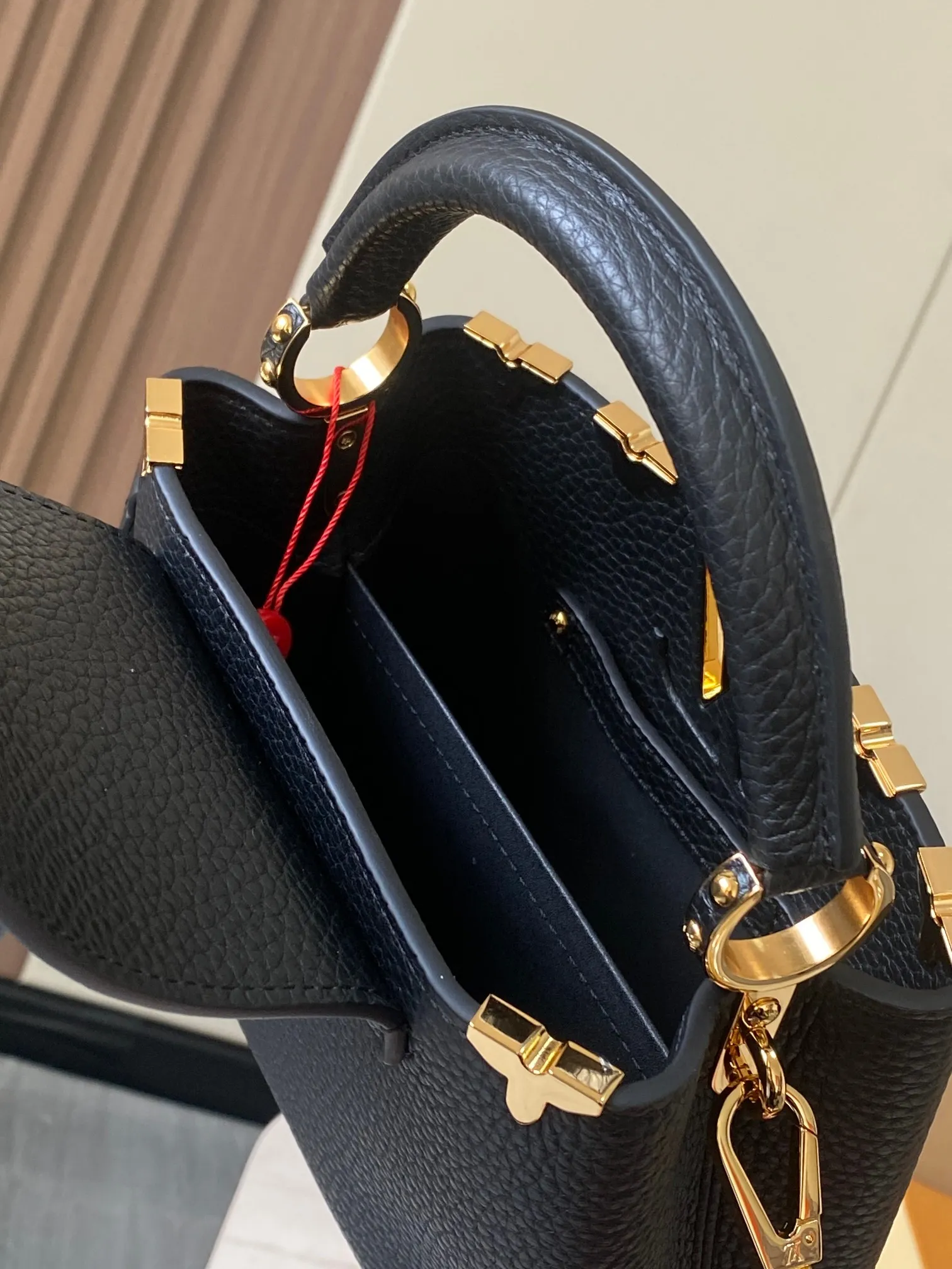 P2400 [Special quality original leather 💋 M23330 black upgraded version hardware] Capucines mini handbag, this Capucines Flower Crown handbag is made of full-grain Taurillon leather embellished with Monogram flowers. Each flower is shaped by exquisite shells. The LV logo and flowers echo each other, giving this soft handbag a jewel-like luster. Use the detachable shoulder strap cleverly to switch between shoulder and crossbody styles! Size: 21*14*8Cm