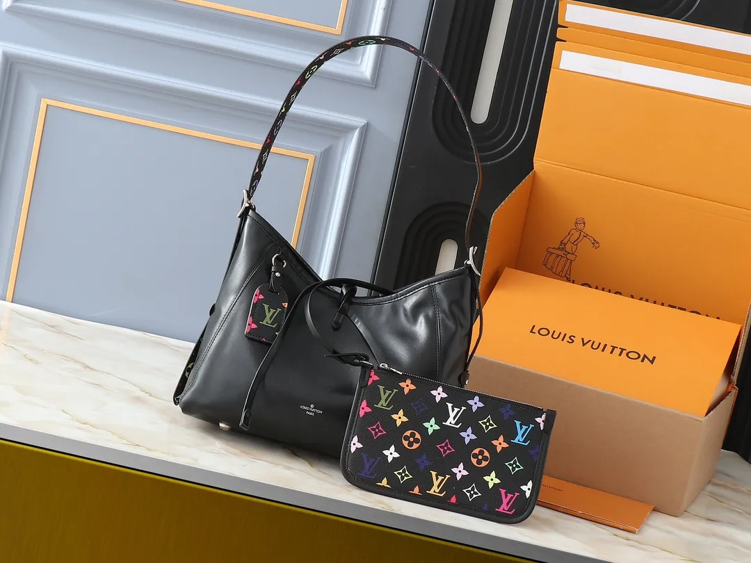 💰260💰Upgraded from the original M13105 M46203. This CarryAll Dark handbag is made of soft sheep leather to create a fashionable and lazy silhouette, adding eye-catching style to the 2025 joint Murakami Takashi Thirty-three Color Spring and Summer Show. Polished metal pieces are complemented by a tactile, slightly wrinkled texture. Plenty of space can accommodate a variety of daily necessities, making it a great travel companion. Dimensions: 29 x 24 x 12 cm (length x height x width)