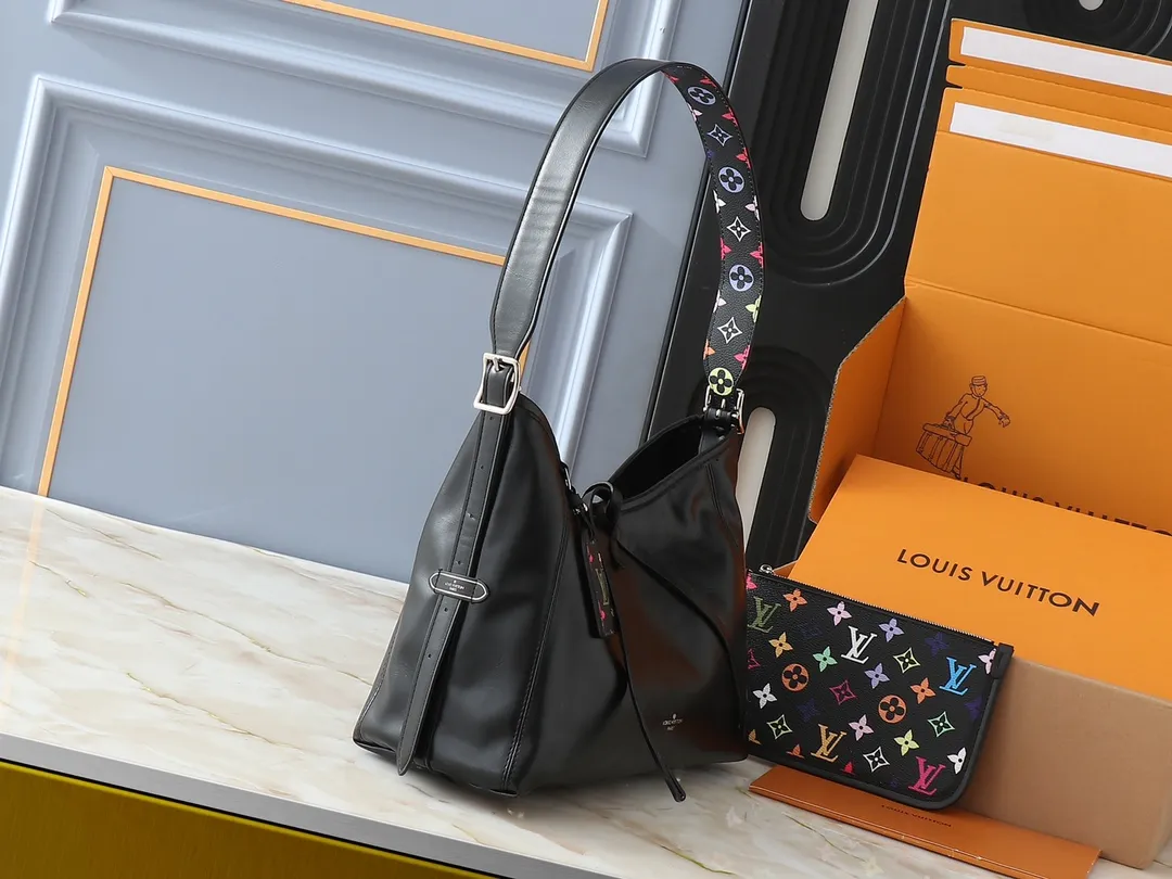 💰260💰Upgraded from the original M13105 M46203. This CarryAll Dark handbag is made of soft sheep leather to create a fashionable and lazy silhouette, adding eye-catching style to the 2025 joint Murakami Takashi Thirty-three Color Spring and Summer Show. Polished metal pieces are complemented by a tactile, slightly wrinkled texture. Plenty of space can accommodate a variety of daily necessities, making it a great travel companion. Dimensions: 29 x 24 x 12 cm (length x height x width)