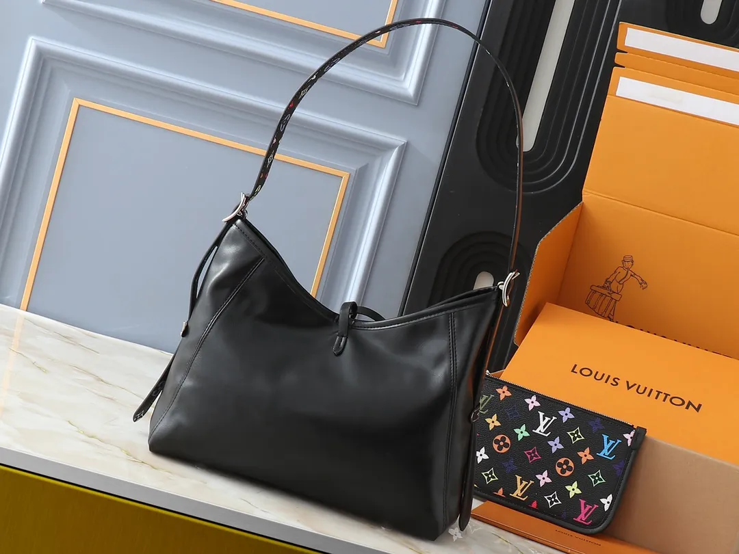 💰260💰Upgraded from the original M13105 M46203. This CarryAll Dark handbag is made of soft sheep leather to create a fashionable and lazy silhouette, adding eye-catching style to the 2025 joint Murakami Takashi Thirty-three Color Spring and Summer Show. Polished metal pieces are complemented by a tactile, slightly wrinkled texture. Plenty of space can accommodate a variety of daily necessities, making it a great travel companion. Dimensions: 29 x 24 x 12 cm (length x height x width)