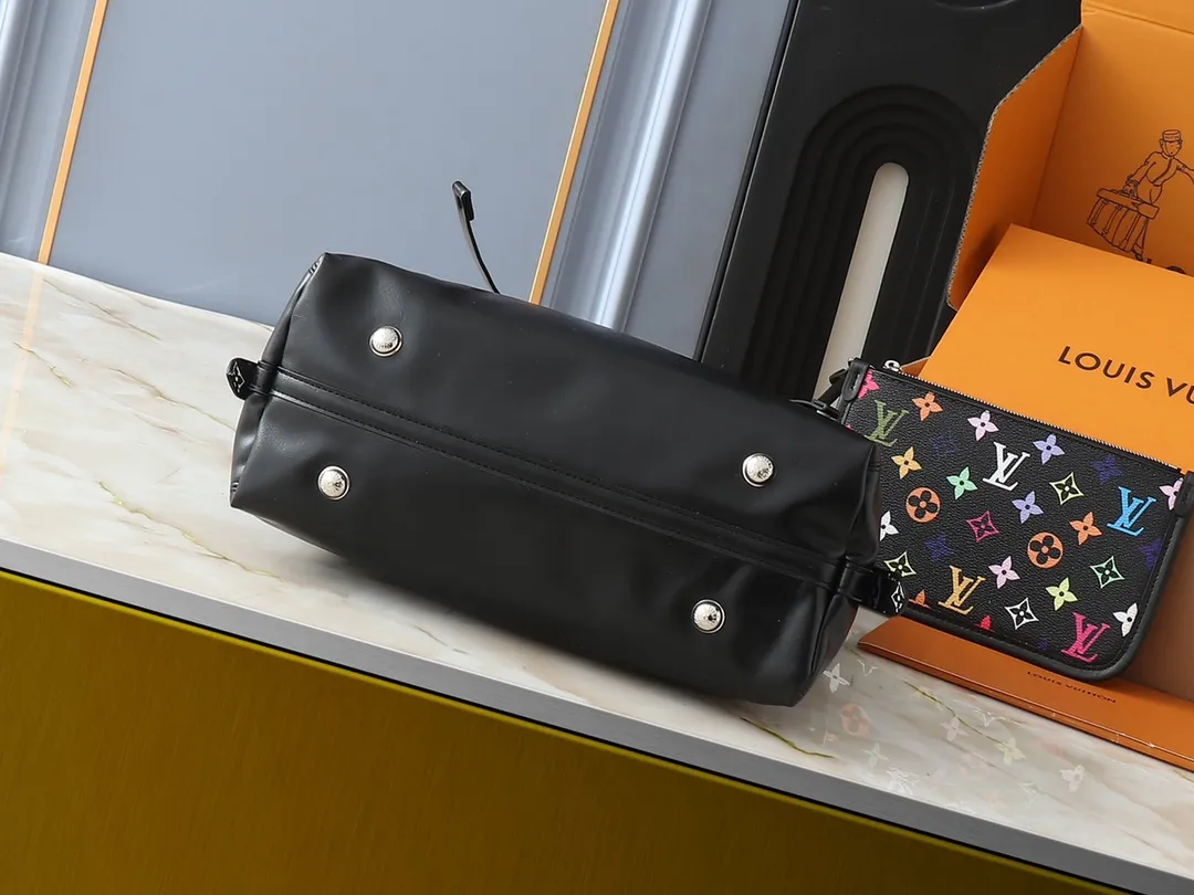 💰260💰Upgraded from the original M13105 M46203. This CarryAll Dark handbag is made of soft sheep leather to create a fashionable and lazy silhouette, adding eye-catching style to the 2025 joint Murakami Takashi Thirty-three Color Spring and Summer Show. Polished metal pieces are complemented by a tactile, slightly wrinkled texture. Plenty of space can accommodate a variety of daily necessities, making it a great travel companion. Dimensions: 29 x 24 x 12 cm (length x height x width)