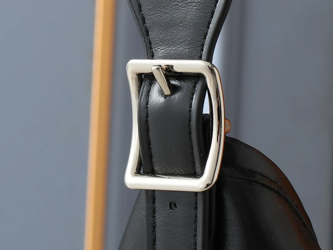 💰260💰Upgraded from the original M13105 M46203. This CarryAll Dark handbag is made of soft sheep leather to create a fashionable and lazy silhouette, adding eye-catching style to the 2025 joint Murakami Takashi Thirty-three Color Spring and Summer Show. Polished metal pieces are complemented by a tactile, slightly wrinkled texture. Plenty of space can accommodate a variety of daily necessities, making it a great travel companion. Dimensions: 29 x 24 x 12 cm (length x height x width)