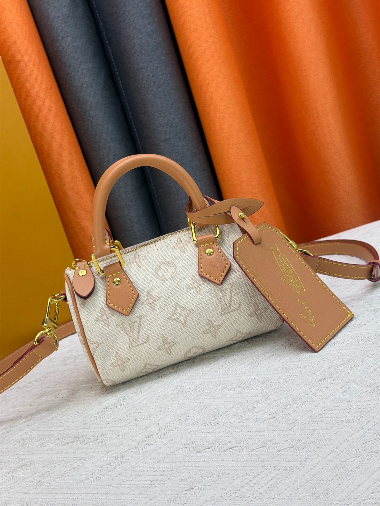P220 M28322 Red M28323 M27610 M81085 [Exclusive background shot] This Nano Speedy handbag condenses the configuration of Louis Vuitton's classic Speedy handbag. It is made of Monogram canvas with distressed cow leather details and dazzling metal parts, making it easy to carry with you every day. The handles and removable and adjustable shoulder strap allow for a variety of styling possibilities. 16.0 x 10.0 x 7.5 cm (L x H x W) • Monogram coated canvas • Cow leather trim • Metal hardware • Zipper closure • Space to store daily necessities such as a 6.1-inch smartphone, card holder and lipstick • Shoulder strap: removable, adjustable • Half-length strap: 45.5 cm • Half-length strap adjustable to: 54.0 cm • Handle: Double handle