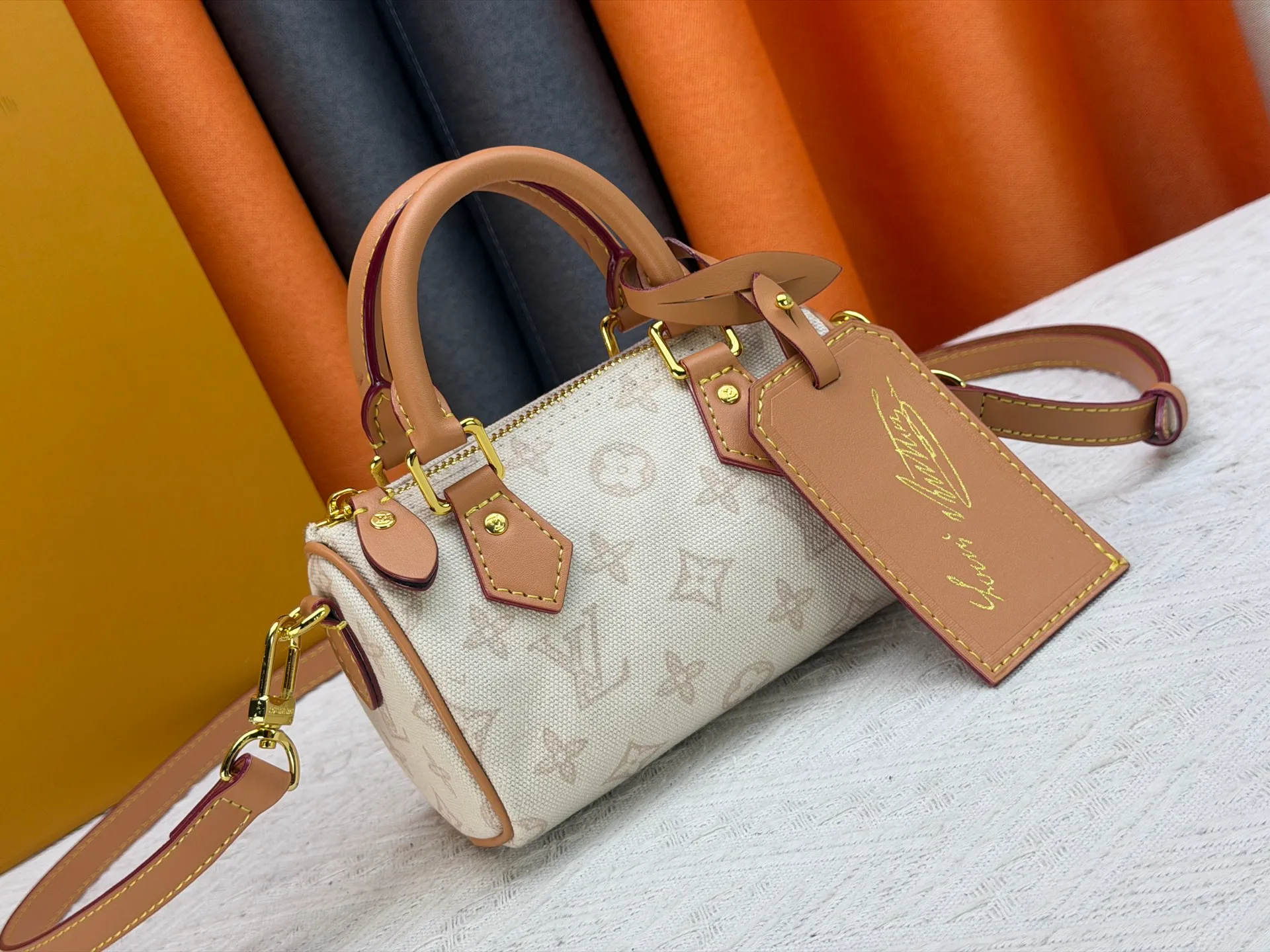 P220 M28322 Red M28323 M27610 M81085 [Exclusive background shot] This Nano Speedy handbag condenses the configuration of Louis Vuitton's classic Speedy handbag. It is made of Monogram canvas with distressed cow leather details and dazzling metal parts, making it easy to carry with you every day. The handles and removable and adjustable shoulder strap allow for a variety of styling possibilities. 16.0 x 10.0 x 7.5 cm (L x H x W) • Monogram coated canvas • Cow leather trim • Metal hardware • Zipper closure • Space to store daily necessities such as a 6.1-inch smartphone, card holder and lipstick • Shoulder strap: removable, adjustable • Half-length strap: 45.5 cm • Half-length strap adjustable to: 54.0 cm • Handle: Double handle