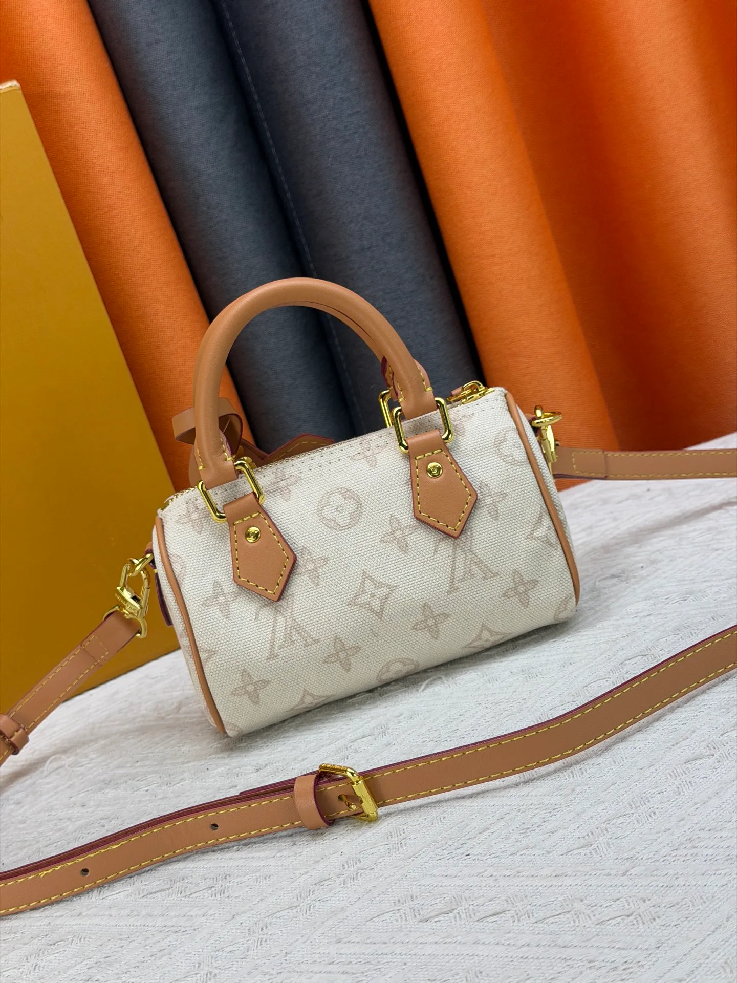 P220 M28322 Red M28323 M27610 M81085 [Exclusive background shot] This Nano Speedy handbag condenses the configuration of Louis Vuitton's classic Speedy handbag. It is made of Monogram canvas with distressed cow leather details and dazzling metal parts, making it easy to carry with you every day. The handles and removable and adjustable shoulder strap allow for a variety of styling possibilities. 16.0 x 10.0 x 7.5 cm (L x H x W) • Monogram coated canvas • Cow leather trim • Metal hardware • Zipper closure • Space to store daily necessities such as a 6.1-inch smartphone, card holder and lipstick • Shoulder strap: removable, adjustable • Half-length strap: 45.5 cm • Half-length strap adjustable to: 54.0 cm • Handle: Double handle