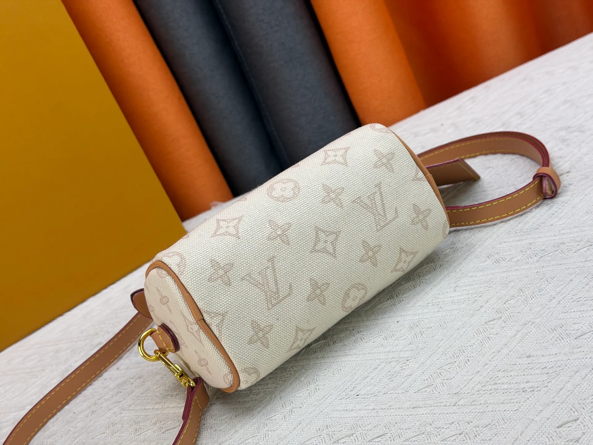 P220 M28322 Red M28323 M27610 M81085 [Exclusive background shot] This Nano Speedy handbag condenses the configuration of Louis Vuitton's classic Speedy handbag. It is made of Monogram canvas with distressed cow leather details and dazzling metal parts, making it easy to carry with you every day. The handles and removable and adjustable shoulder strap allow for a variety of styling possibilities. 16.0 x 10.0 x 7.5 cm (L x H x W) • Monogram coated canvas • Cow leather trim • Metal hardware • Zipper closure • Space to store daily necessities such as a 6.1-inch smartphone, card holder and lipstick • Shoulder strap: removable, adjustable • Half-length strap: 45.5 cm • Half-length strap adjustable to: 54.0 cm • Handle: Double handle