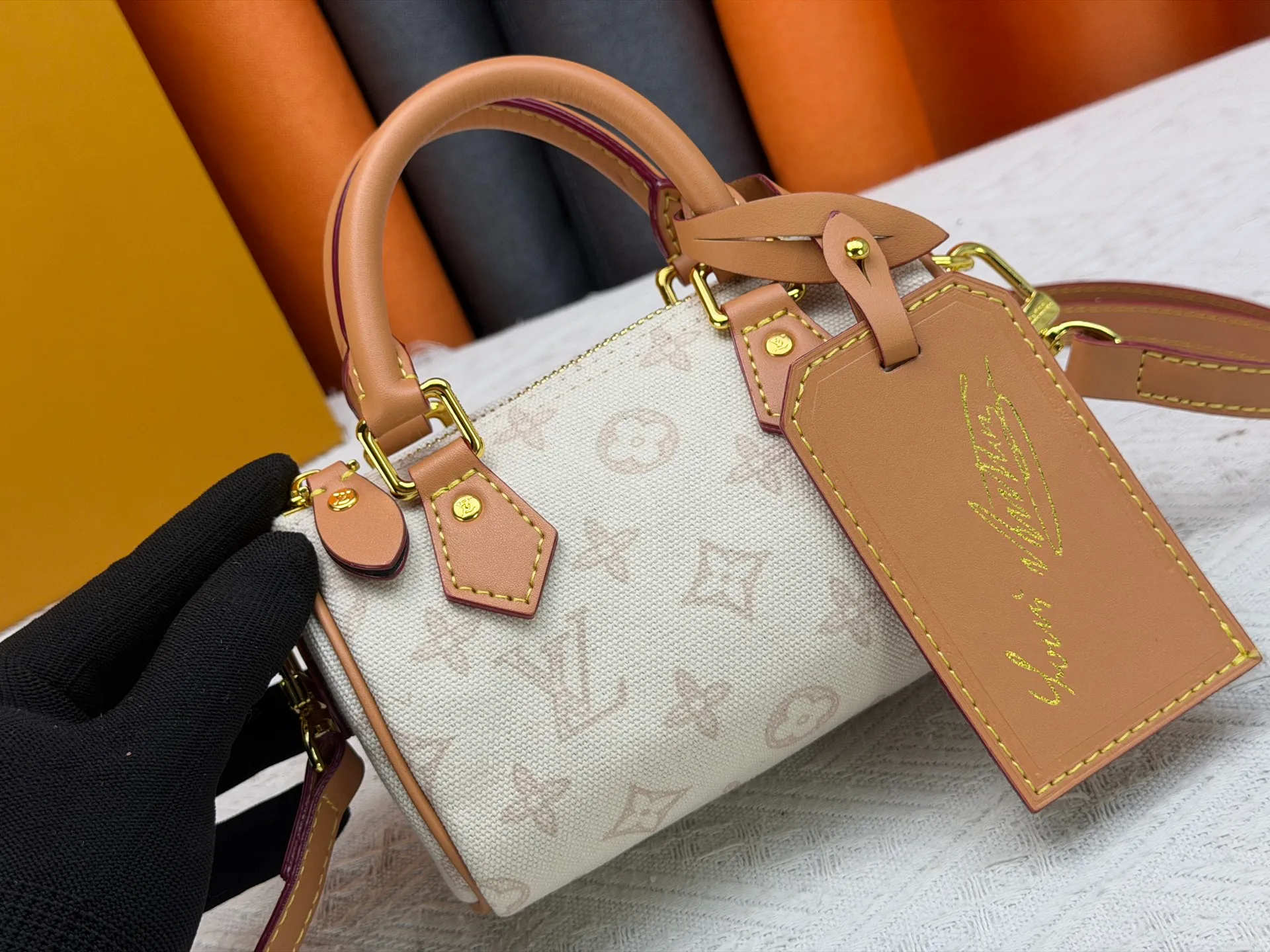 P220 M28322 Red M28323 M27610 M81085 [Exclusive background shot] This Nano Speedy handbag condenses the configuration of Louis Vuitton's classic Speedy handbag. It is made of Monogram canvas with distressed cow leather details and dazzling metal parts, making it easy to carry with you every day. The handles and removable and adjustable shoulder strap allow for a variety of styling possibilities. 16.0 x 10.0 x 7.5 cm (L x H x W) • Monogram coated canvas • Cow leather trim • Metal hardware • Zipper closure • Space to store daily necessities such as a 6.1-inch smartphone, card holder and lipstick • Shoulder strap: removable, adjustable • Half-length strap: 45.5 cm • Half-length strap adjustable to: 54.0 cm • Handle: Double handle