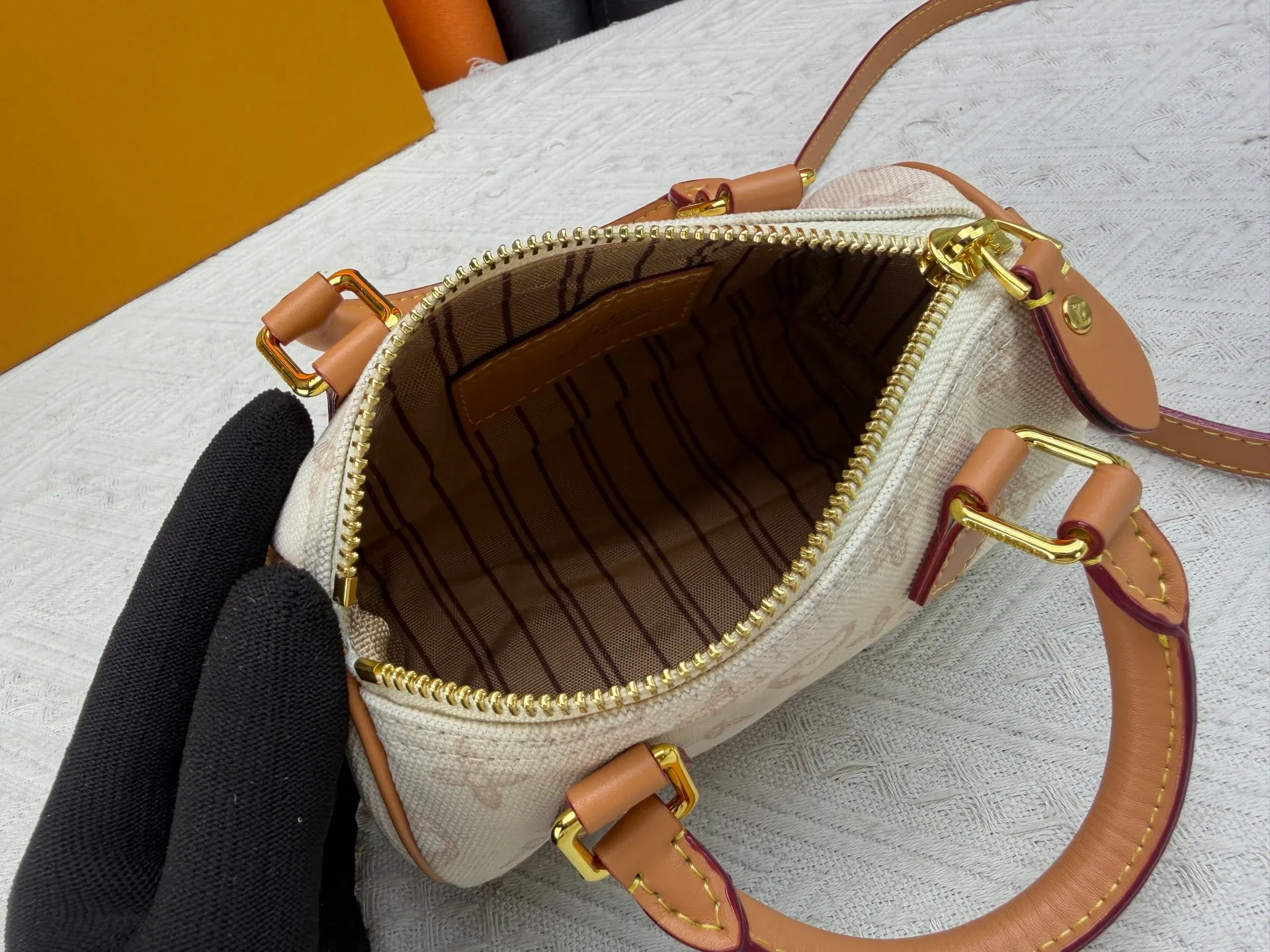P220 M28322 Red M28323 M27610 M81085 [Exclusive background shot] This Nano Speedy handbag condenses the configuration of Louis Vuitton's classic Speedy handbag. It is made of Monogram canvas with distressed cow leather details and dazzling metal parts, making it easy to carry with you every day. The handles and removable and adjustable shoulder strap allow for a variety of styling possibilities. 16.0 x 10.0 x 7.5 cm (L x H x W) • Monogram coated canvas • Cow leather trim • Metal hardware • Zipper closure • Space to store daily necessities such as a 6.1-inch smartphone, card holder and lipstick • Shoulder strap: removable, adjustable • Half-length strap: 45.5 cm • Half-length strap adjustable to: 54.0 cm • Handle: Double handle