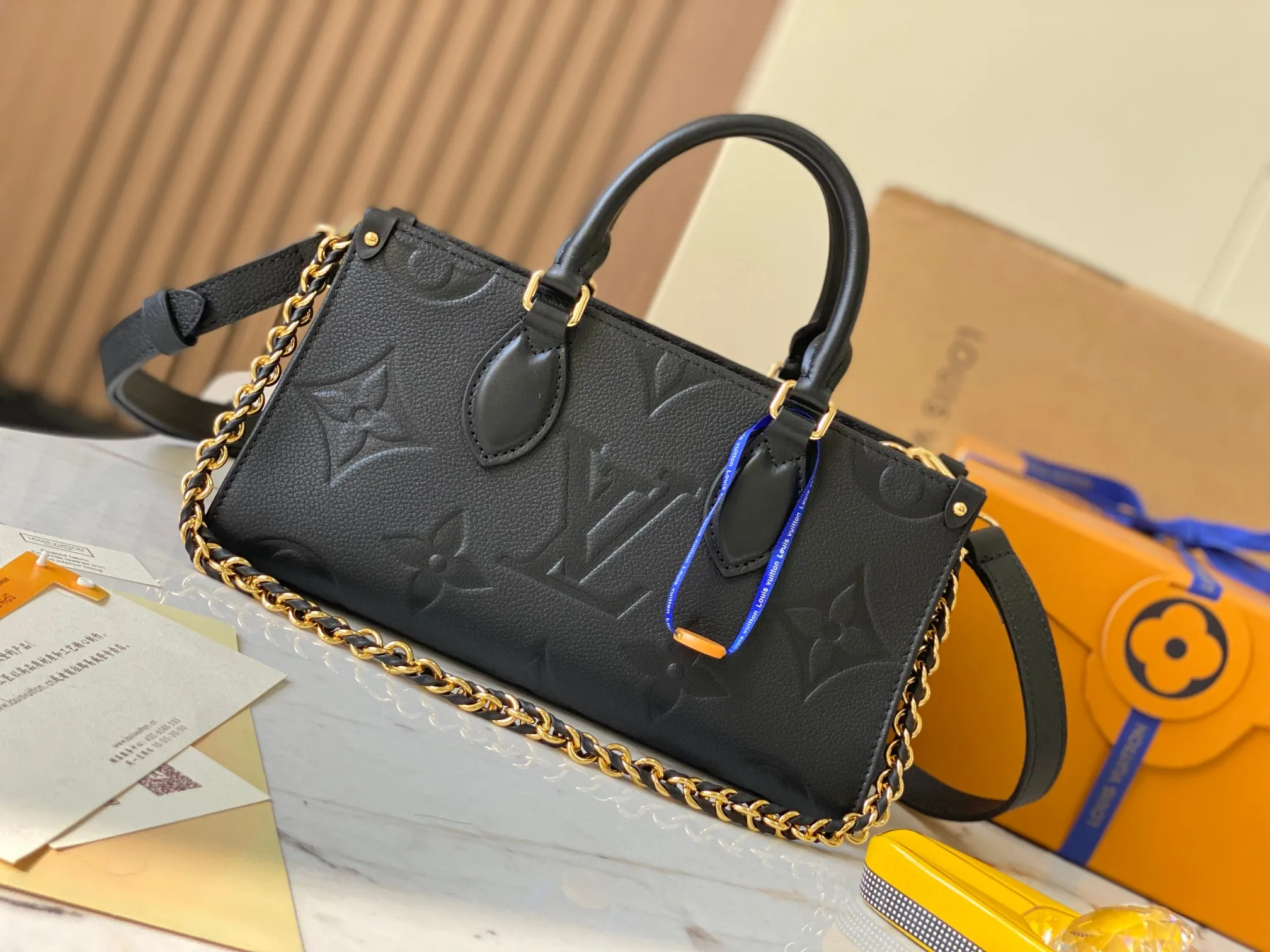 P2160 [Special Grade All-Steel Original Leather 💋 M23640 Black] [OnTheGo East West Handbag] Introducing the Ays OnTheGo small tote bag design, using Monogram Empreinte leather to reinterpret the ample configuration of East West. The Giant Monogram is embossed on the leather body, and the neat interior can store daily necessities. The top handle and removable leather chain strap allow for multiple carry options.  Dimensions: 25.0 x 13.0 x 10.0 cm