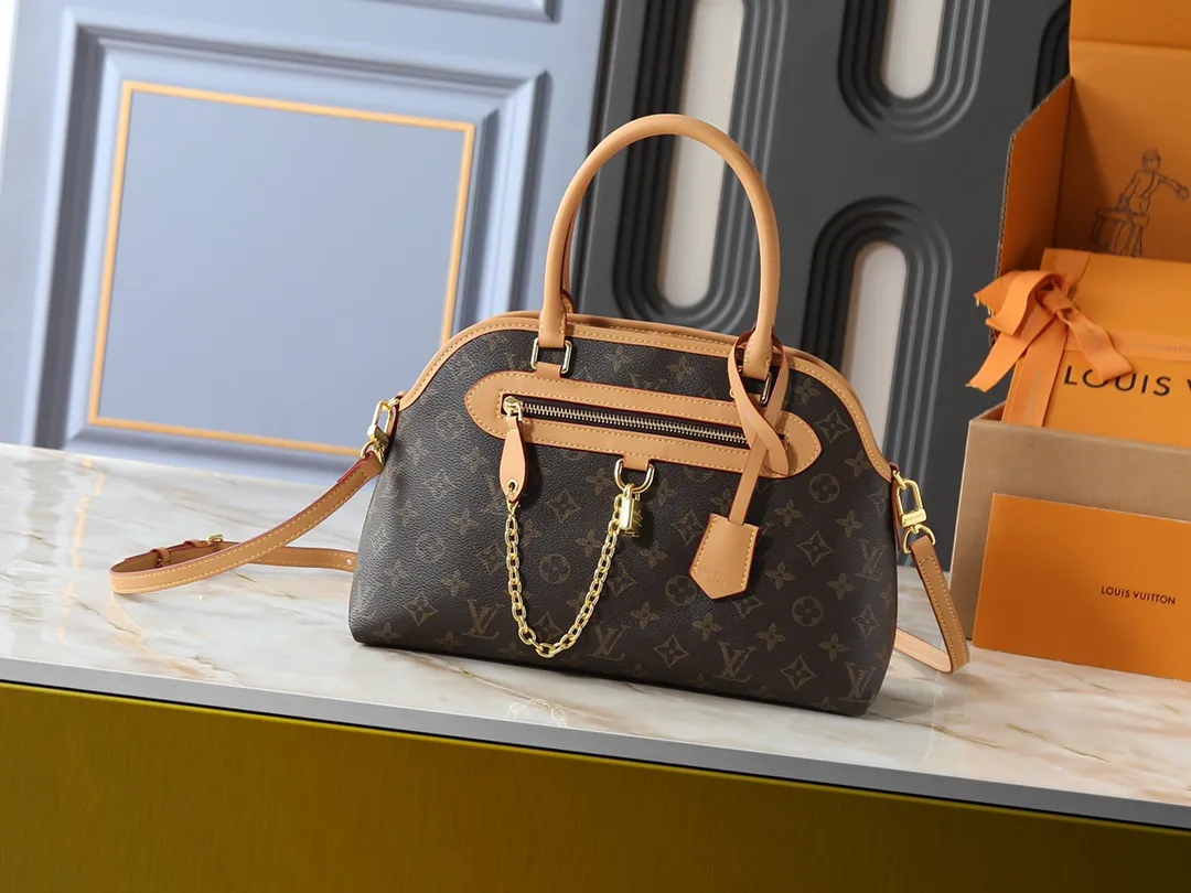 💰260💰Upgraded original M15208 M25774 This Louis Vuitton Ever More PM handbag is made of classic Monogram canvas, with light-colored cowhide trim, decorated with a metal chain and padlock design, and has both hand-held and shoulder functions. It is the brand's modern interpretation of retro bags, integrating classic elements and contemporary design, showing an elegant retro style in the 2025 retro trend. It is suitable for daily commuting, leisure and other occasions. It is a fashionable and practical item. Dimensions: 35.0 x 21.0 x 12.0 cm