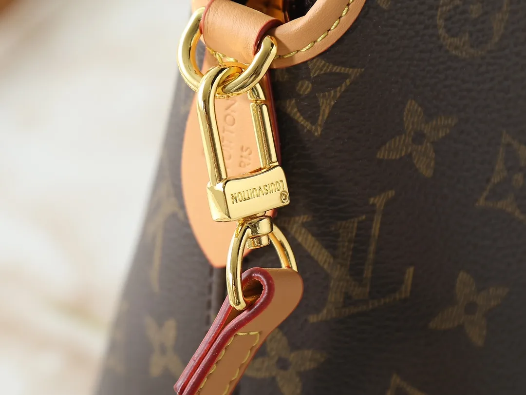 💰260💰Upgraded original M15208 M25774 This Louis Vuitton Ever More PM handbag is made of classic Monogram canvas, with light-colored cowhide trim, decorated with a metal chain and padlock design, and has both hand-held and shoulder functions. It is the brand's modern interpretation of retro bags, integrating classic elements and contemporary design, showing an elegant retro style in the 2025 retro trend. It is suitable for daily commuting, leisure and other occasions. It is a fashionable and practical item. Dimensions: 35.0 x 21.0 x 12.0 cm