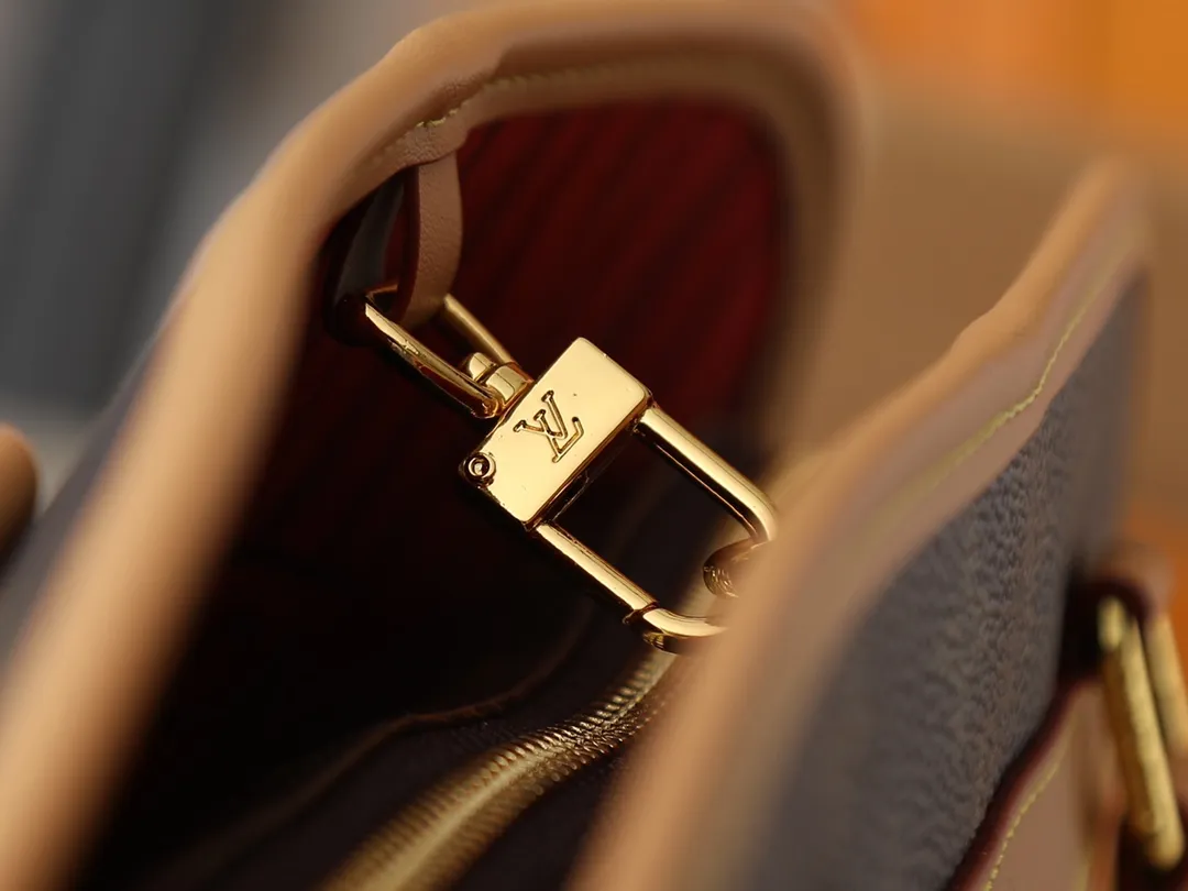 💰260💰Upgraded original M15208 M25774 This Louis Vuitton Ever More PM handbag is made of classic Monogram canvas, with light-colored cowhide trim, decorated with a metal chain and padlock design, and has both hand-held and shoulder functions. It is the brand's modern interpretation of retro bags, integrating classic elements and contemporary design, showing an elegant retro style in the 2025 retro trend. It is suitable for daily commuting, leisure and other occasions. It is a fashionable and practical item. Dimensions: 35.0 x 21.0 x 12.0 cm