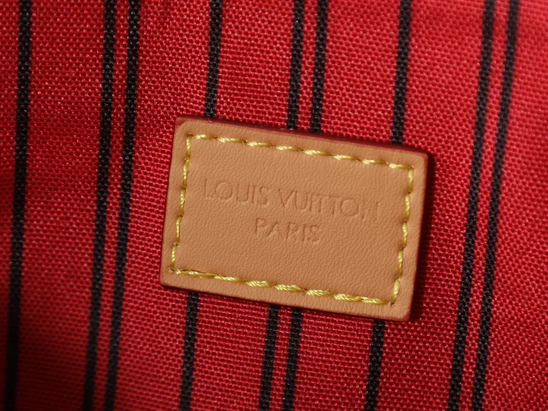💰260💰Upgraded original M15208 M25774 This Louis Vuitton Ever More PM handbag is made of classic Monogram canvas, with light-colored cowhide trim, decorated with a metal chain and padlock design, and has both hand-held and shoulder functions. It is the brand's modern interpretation of retro bags, integrating classic elements and contemporary design, showing an elegant retro style in the 2025 retro trend. It is suitable for daily commuting, leisure and other occasions. It is a fashionable and practical item. Dimensions: 35.0 x 21.0 x 12.0 cm