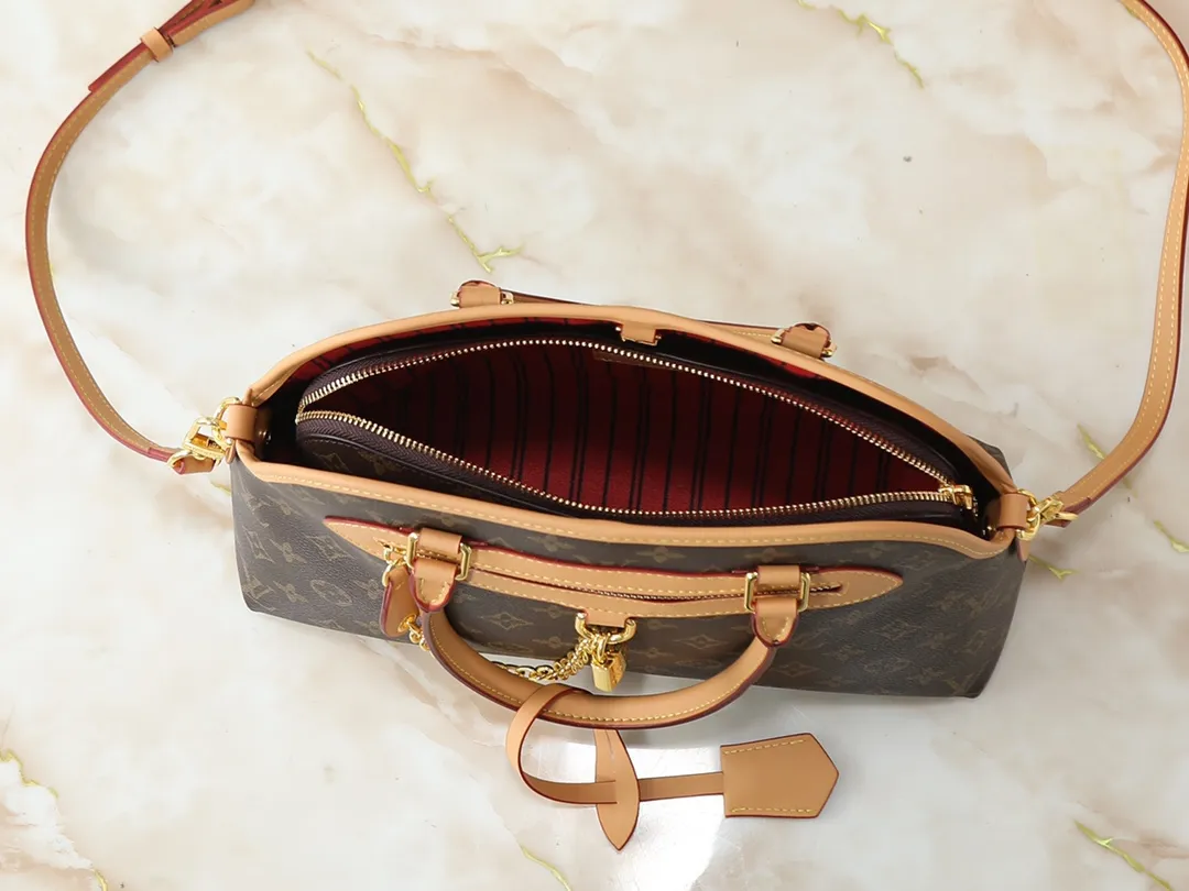 💰260💰Upgraded original M15208 M25774 This Louis Vuitton Ever More PM handbag is made of classic Monogram canvas, with light-colored cowhide trim, decorated with a metal chain and padlock design, and has both hand-held and shoulder functions. It is the brand's modern interpretation of retro bags, integrating classic elements and contemporary design, showing an elegant retro style in the 2025 retro trend. It is suitable for daily commuting, leisure and other occasions. It is a fashionable and practical item. Dimensions: 35.0 x 21.0 x 12.0 cm