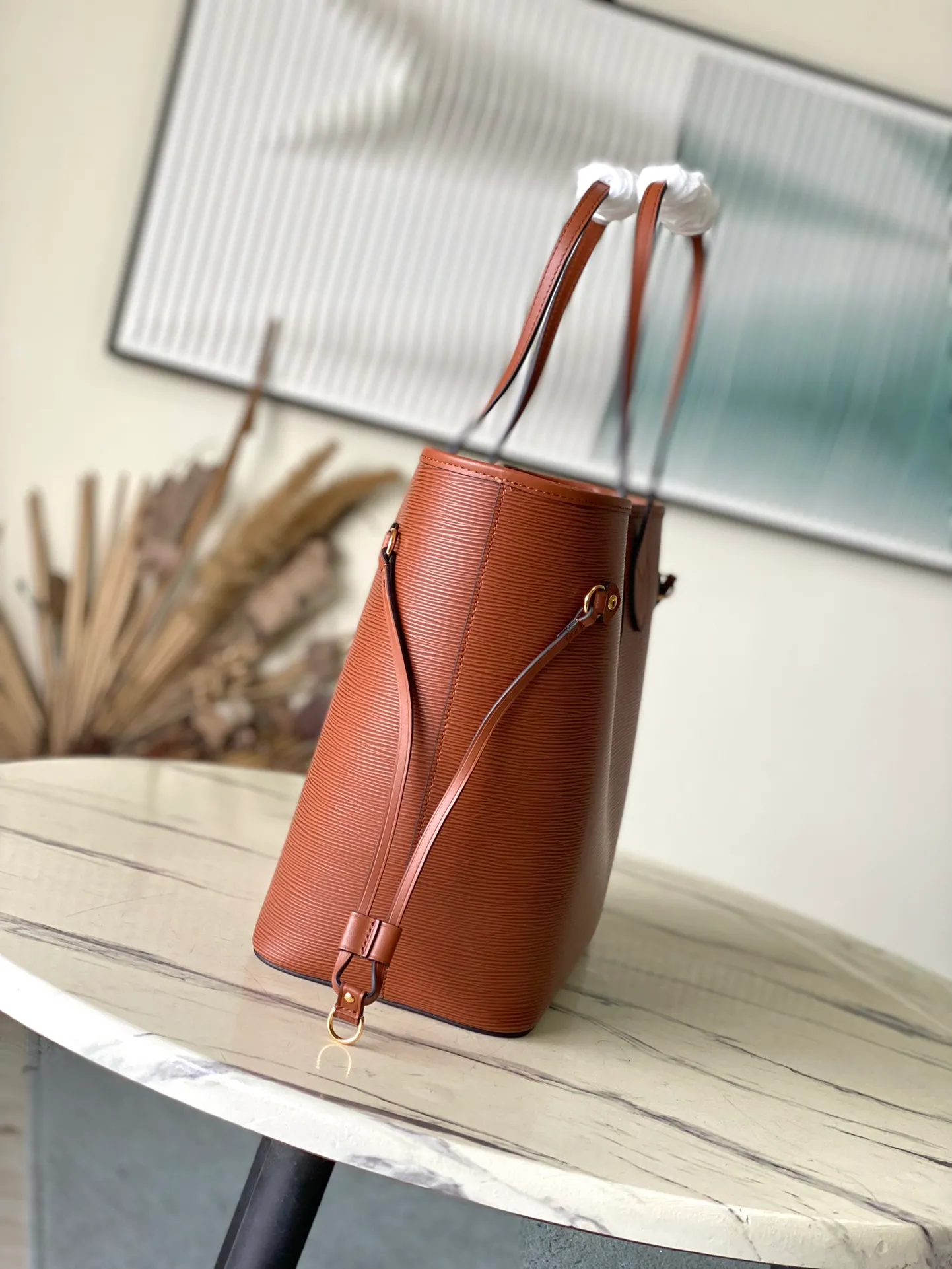 💰1320 (first-grain leather) top-quality original M12467 brown. This classic Neverfull MM handbag combines timeless design and traditional details. It is very suitable for carrying to work and other occasions. The new version is made from signature Epi leather and has adjustable elastic straps on both sides to create a tight silhouette. The interior of the bag is spacious enough to store a 13-inch laptop, and the detachable zippered storage bag can be used as a clutch or as an extra pocket to store valuables. Dimensions: 31 x 28 x 14 cm (length x height x width)
