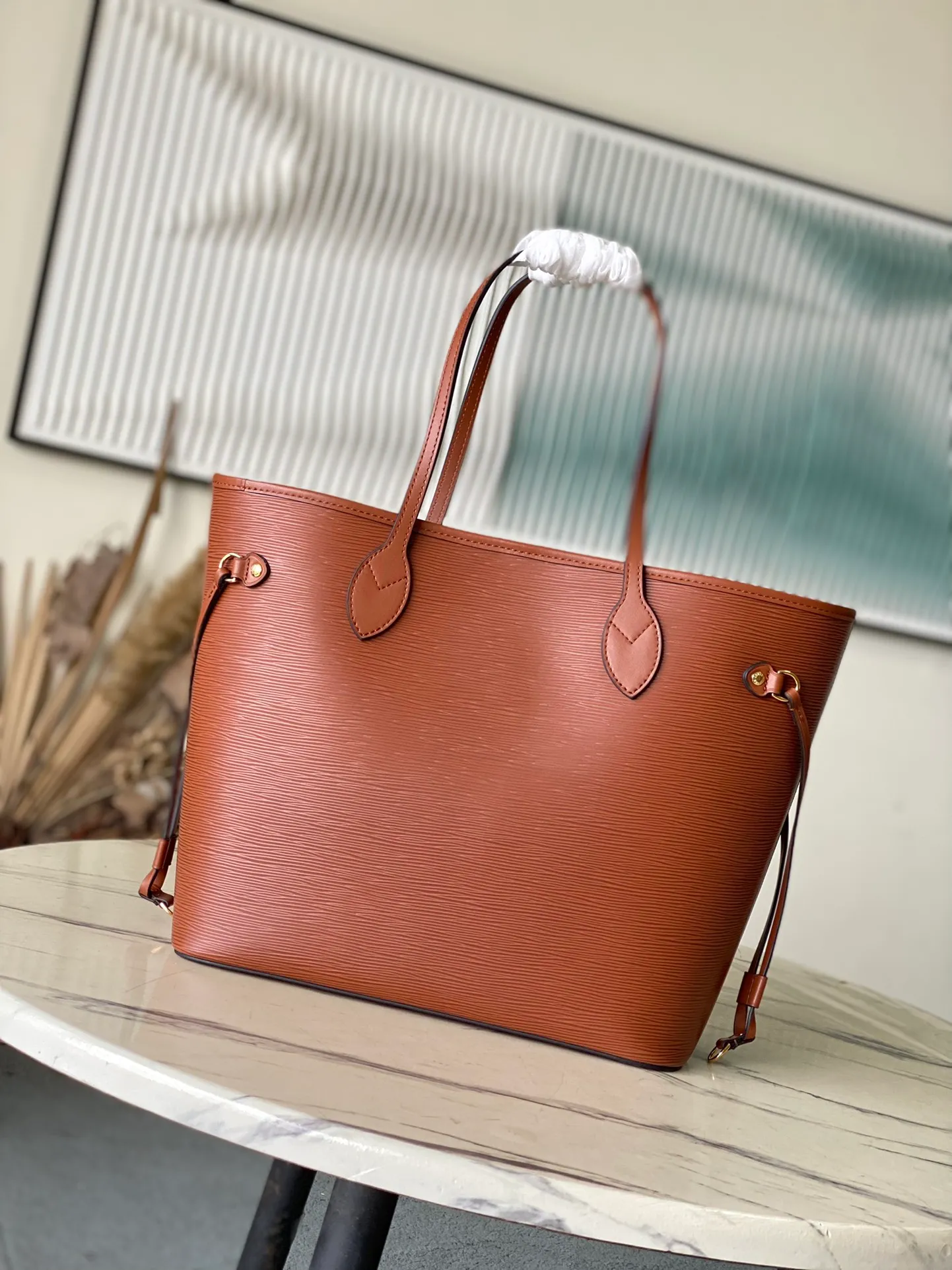 💰1320 (first-grain leather) top-quality original M12467 brown. This classic Neverfull MM handbag combines timeless design and traditional details. It is very suitable for carrying to work and other occasions. The new version is made from signature Epi leather and has adjustable elastic straps on both sides to create a tight silhouette. The interior of the bag is spacious enough to store a 13-inch laptop, and the detachable zippered storage bag can be used as a clutch or as an extra pocket to store valuables. Dimensions: 31 x 28 x 14 cm (length x height x width)