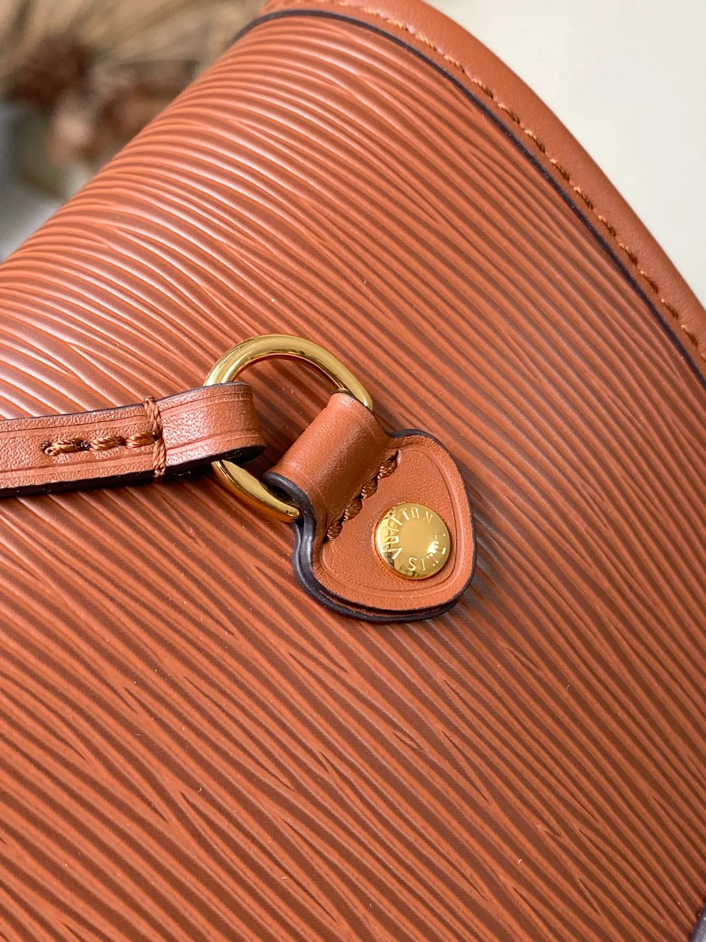 💰1320 (first-grain leather) top-quality original M12467 brown. This classic Neverfull MM handbag combines timeless design and traditional details. It is very suitable for carrying to work and other occasions. The new version is made from signature Epi leather and has adjustable elastic straps on both sides to create a tight silhouette. The interior of the bag is spacious enough to store a 13-inch laptop, and the detachable zippered storage bag can be used as a clutch or as an extra pocket to store valuables. Dimensions: 31 x 28 x 14 cm (length x height x width)