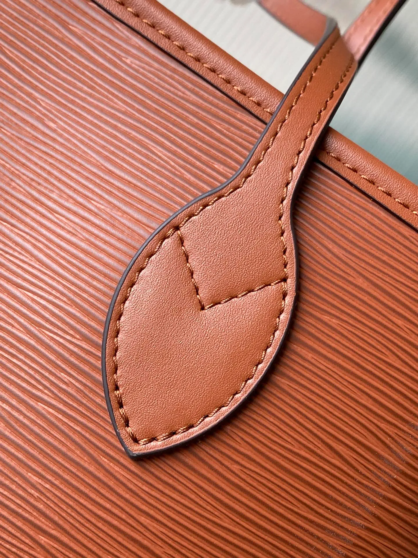 💰1320 (first-grain leather) top-quality original M12467 brown. This classic Neverfull MM handbag combines timeless design and traditional details. It is very suitable for carrying to work and other occasions. The new version is made from signature Epi leather and has adjustable elastic straps on both sides to create a tight silhouette. The interior of the bag is spacious enough to store a 13-inch laptop, and the detachable zippered storage bag can be used as a clutch or as an extra pocket to store valuables. Dimensions: 31 x 28 x 14 cm (length x height x width)