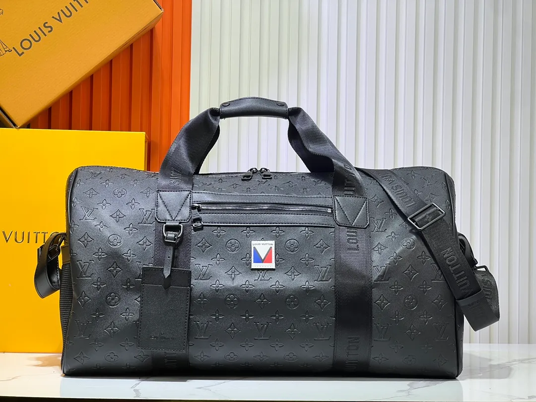 Batch 440💰M41416 This Keepall Sport travel bag is from the 37th America's Cup series and is made of waterproof Monogram Storm canvas embossed with a delicate Monogram pattern. Dynamic colorways, moisture-resistant zippers and LV quick-release buckles echo the nautical style, while a detachable shoulder strap and top handle provide multiple carrying options. Size: 50x29x23cm