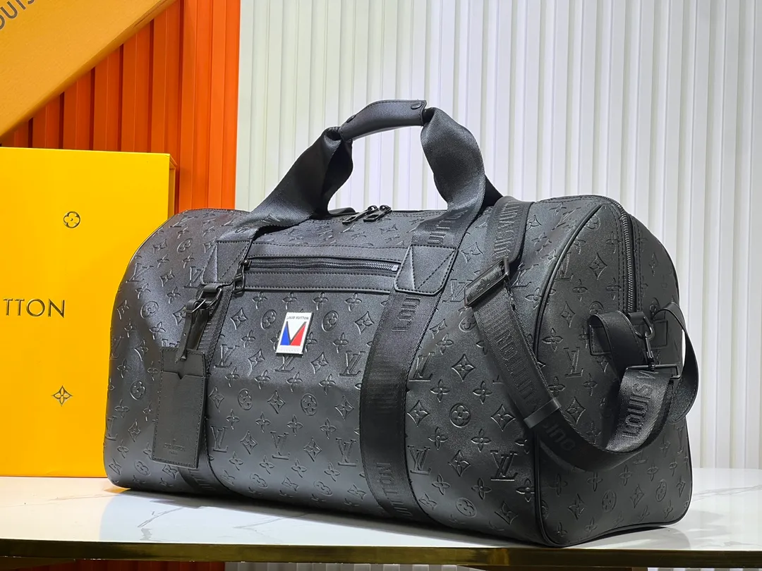 Batch 440💰M41416 This Keepall Sport travel bag is from the 37th America's Cup series and is made of waterproof Monogram Storm canvas embossed with a delicate Monogram pattern. Dynamic colorways, moisture-resistant zippers and LV quick-release buckles echo the nautical style, while a detachable shoulder strap and top handle provide multiple carrying options. Size: 50x29x23cm
