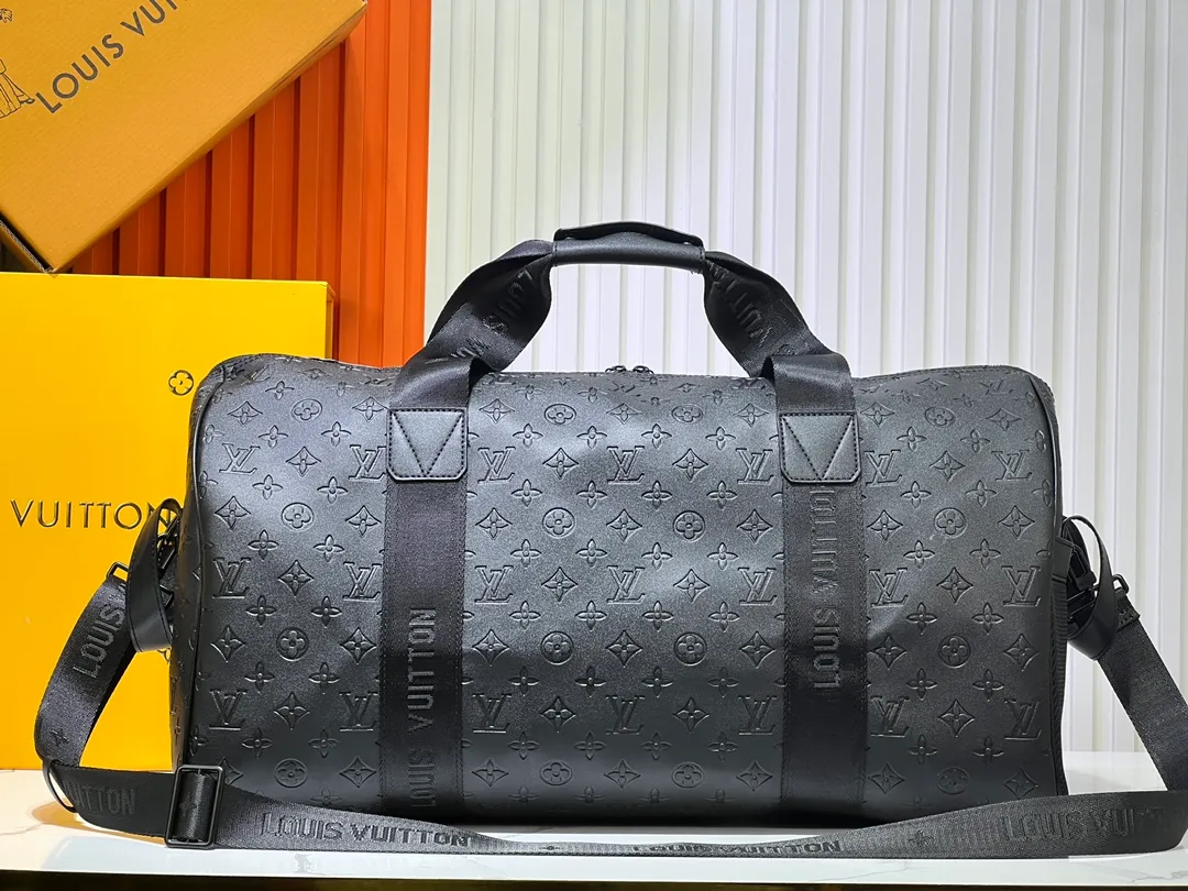 Batch 440💰M41416 This Keepall Sport travel bag is from the 37th America's Cup series and is made of waterproof Monogram Storm canvas embossed with a delicate Monogram pattern. Dynamic colorways, moisture-resistant zippers and LV quick-release buckles echo the nautical style, while a detachable shoulder strap and top handle provide multiple carrying options. Size: 50x29x23cm