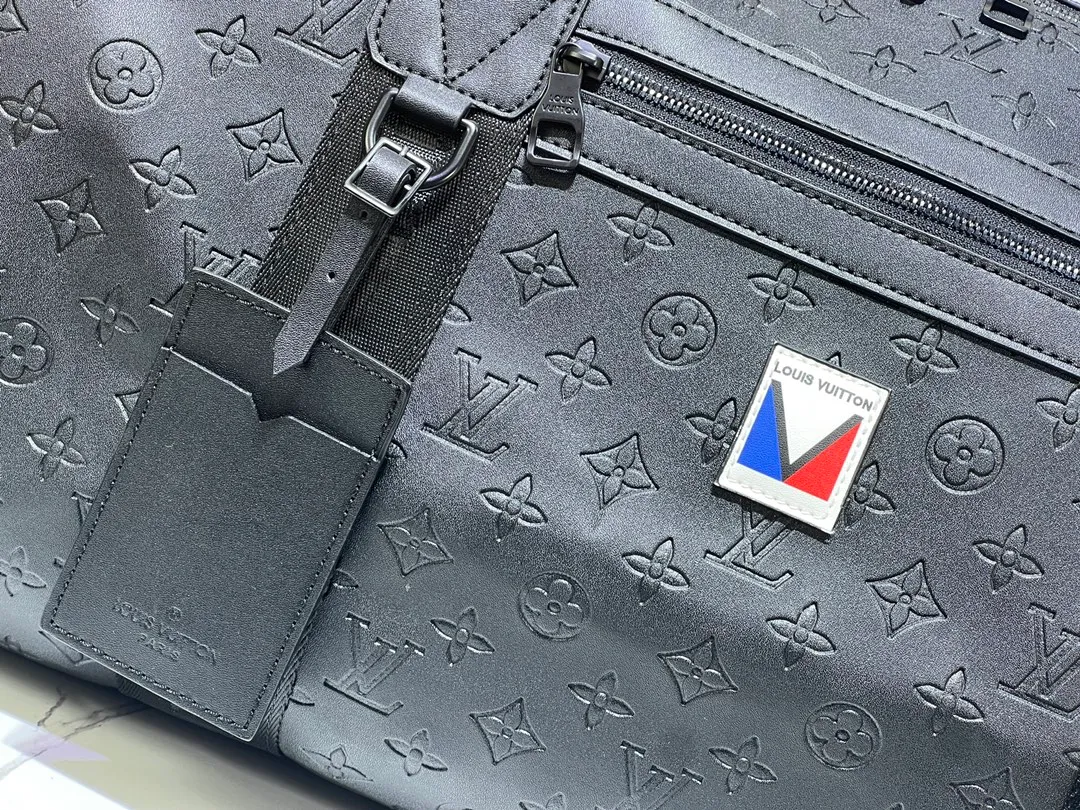 Batch 440💰M41416 This Keepall Sport travel bag is from the 37th America's Cup series and is made of waterproof Monogram Storm canvas embossed with a delicate Monogram pattern. Dynamic colorways, moisture-resistant zippers and LV quick-release buckles echo the nautical style, while a detachable shoulder strap and top handle provide multiple carrying options. Size: 50x29x23cm