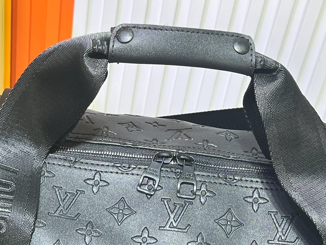 Batch 440💰M41416 This Keepall Sport travel bag is from the 37th America's Cup series and is made of waterproof Monogram Storm canvas embossed with a delicate Monogram pattern. Dynamic colorways, moisture-resistant zippers and LV quick-release buckles echo the nautical style, while a detachable shoulder strap and top handle provide multiple carrying options. Size: 50x29x23cm