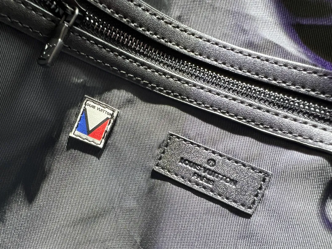 Batch 440💰M41416 This Keepall Sport travel bag is from the 37th America's Cup series and is made of waterproof Monogram Storm canvas embossed with a delicate Monogram pattern. Dynamic colorways, moisture-resistant zippers and LV quick-release buckles echo the nautical style, while a detachable shoulder strap and top handle provide multiple carrying options. Size: 50x29x23cm