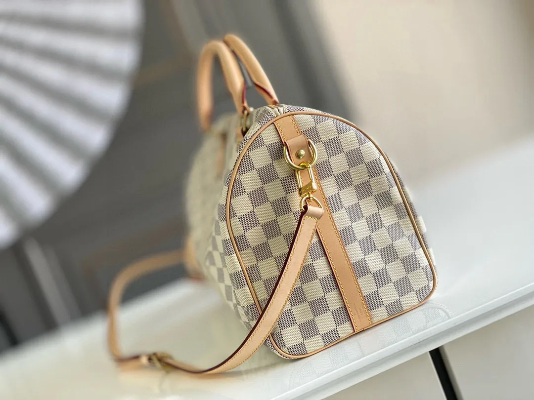 💰800 Top original N41373 SPEEDY 30 handbag (with shoulder strap) Every feature of this Speedy handbag is classic: leather handle, Damier Azur canvas. No wonder it has become a particularly popular bag in the world. Originally designed for travelers in 1930 (its name pays homage to the high-speed traffic of the time), the Speedy 30, with its cross-body strap, has become the ideal urban bag - soft, lightweight and classic. Detailed Features 30 x 21 x 17 cm (Length x Height x Width) Shiny gold-tone brass hardware and padlock Lockable double zipper closure Internal pocket D-ring for keys and accessories Soft fabric lining Shoulder strap: removable, adjustable Strap half-length: 48.0 cm Strap half-length adjustable to: 55.0 cm Handle: Double handle