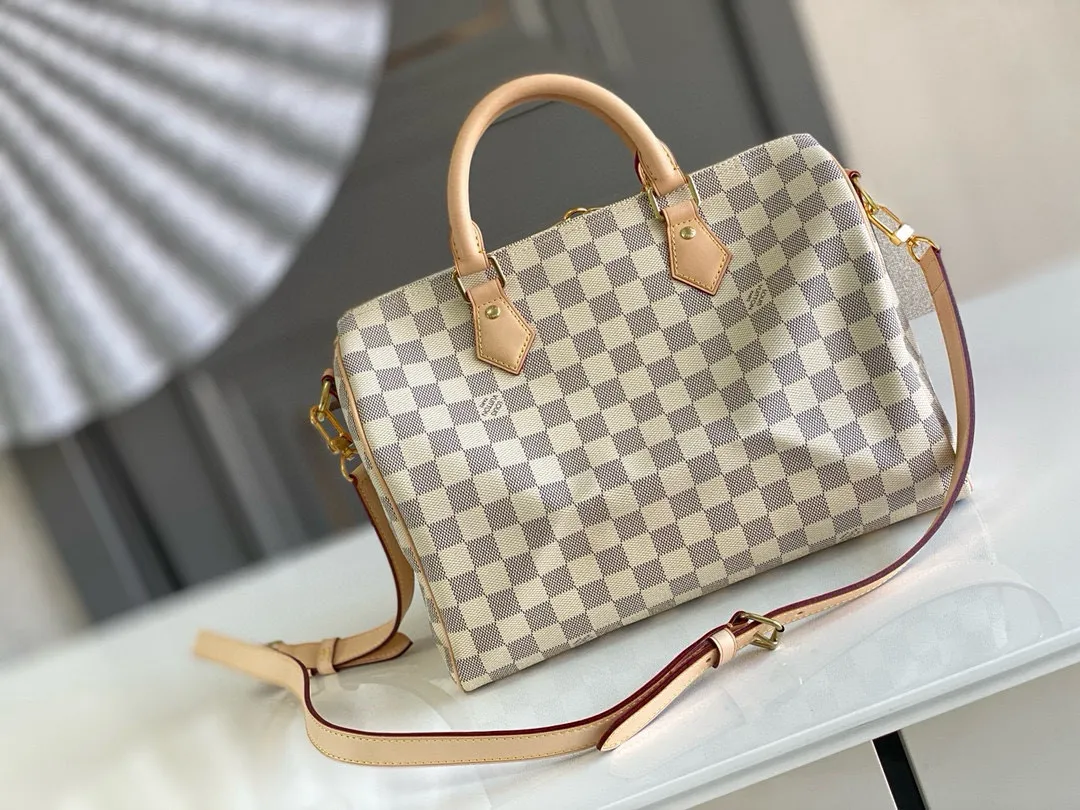 💰800 Top original N41373 SPEEDY 30 handbag (with shoulder strap) Every feature of this Speedy handbag is classic: leather handle, Damier Azur canvas. No wonder it has become a particularly popular bag in the world. Originally designed for travelers in 1930 (its name pays homage to the high-speed traffic of the time), the Speedy 30, with its cross-body strap, has become the ideal urban bag - soft, lightweight and classic. Detailed Features 30 x 21 x 17 cm (Length x Height x Width) Shiny gold-tone brass hardware and padlock Lockable double zipper closure Internal pocket D-ring for keys and accessories Soft fabric lining Shoulder strap: removable, adjustable Strap half-length: 48.0 cm Strap half-length adjustable to: 55.0 cm Handle: Double handle