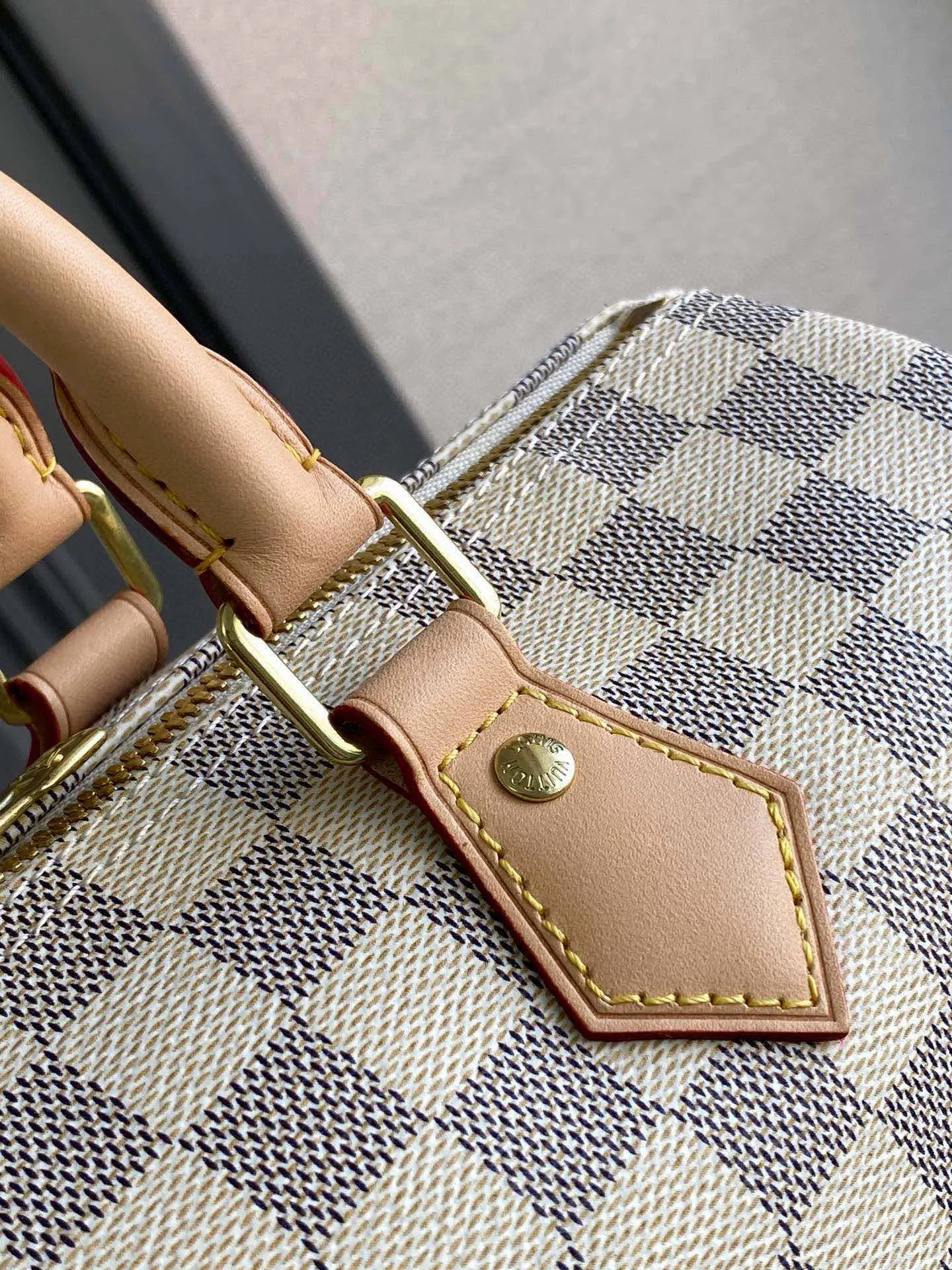 💰800 Top original N41373 SPEEDY 30 handbag (with shoulder strap) Every feature of this Speedy handbag is classic: leather handle, Damier Azur canvas. No wonder it has become a particularly popular bag in the world. Originally designed for travelers in 1930 (its name pays homage to the high-speed traffic of the time), the Speedy 30, with its cross-body strap, has become the ideal urban bag - soft, lightweight and classic. Detailed Features 30 x 21 x 17 cm (Length x Height x Width) Shiny gold-tone brass hardware and padlock Lockable double zipper closure Internal pocket D-ring for keys and accessories Soft fabric lining Shoulder strap: removable, adjustable Strap half-length: 48.0 cm Strap half-length adjustable to: 55.0 cm Handle: Double handle
