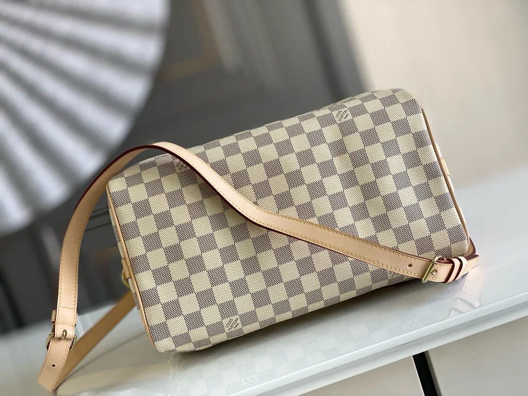 💰800 Top original N41373 SPEEDY 30 handbag (with shoulder strap) Every feature of this Speedy handbag is classic: leather handle, Damier Azur canvas. No wonder it has become a particularly popular bag in the world. Originally designed for travelers in 1930 (its name pays homage to the high-speed traffic of the time), the Speedy 30, with its cross-body strap, has become the ideal urban bag - soft, lightweight and classic. Detailed Features 30 x 21 x 17 cm (Length x Height x Width) Shiny gold-tone brass hardware and padlock Lockable double zipper closure Internal pocket D-ring for keys and accessories Soft fabric lining Shoulder strap: removable, adjustable Strap half-length: 48.0 cm Strap half-length adjustable to: 55.0 cm Handle: Double handle