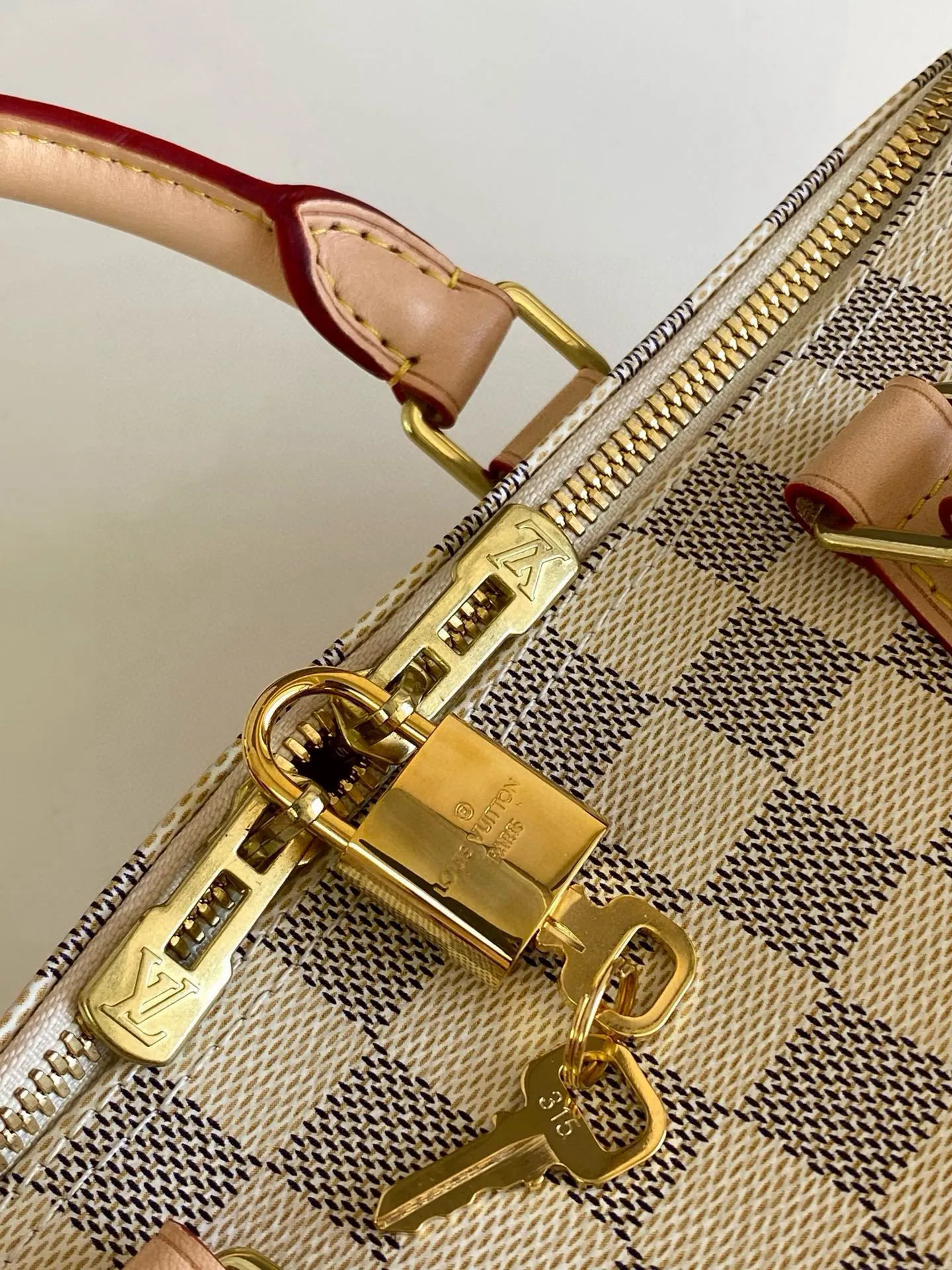 💰800 Top original N41373 SPEEDY 30 handbag (with shoulder strap) Every feature of this Speedy handbag is classic: leather handle, Damier Azur canvas. No wonder it has become a particularly popular bag in the world. Originally designed for travelers in 1930 (its name pays homage to the high-speed traffic of the time), the Speedy 30, with its cross-body strap, has become the ideal urban bag - soft, lightweight and classic. Detailed Features 30 x 21 x 17 cm (Length x Height x Width) Shiny gold-tone brass hardware and padlock Lockable double zipper closure Internal pocket D-ring for keys and accessories Soft fabric lining Shoulder strap: removable, adjustable Strap half-length: 48.0 cm Strap half-length adjustable to: 55.0 cm Handle: Double handle