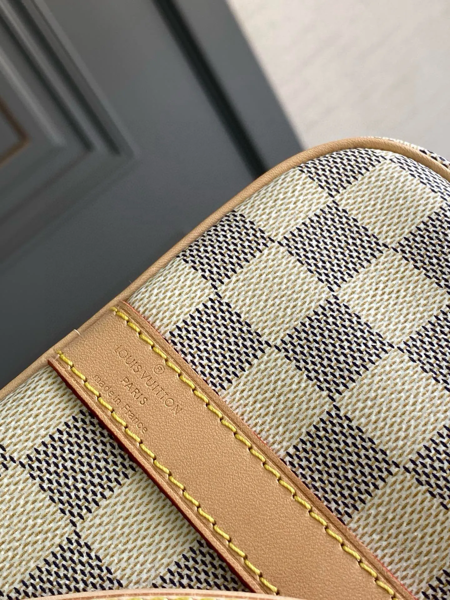 💰800 Top original N41373 SPEEDY 30 handbag (with shoulder strap) Every feature of this Speedy handbag is classic: leather handle, Damier Azur canvas. No wonder it has become a particularly popular bag in the world. Originally designed for travelers in 1930 (its name pays homage to the high-speed traffic of the time), the Speedy 30, with its cross-body strap, has become the ideal urban bag - soft, lightweight and classic. Detailed Features 30 x 21 x 17 cm (Length x Height x Width) Shiny gold-tone brass hardware and padlock Lockable double zipper closure Internal pocket D-ring for keys and accessories Soft fabric lining Shoulder strap: removable, adjustable Strap half-length: 48.0 cm Strap half-length adjustable to: 55.0 cm Handle: Double handle