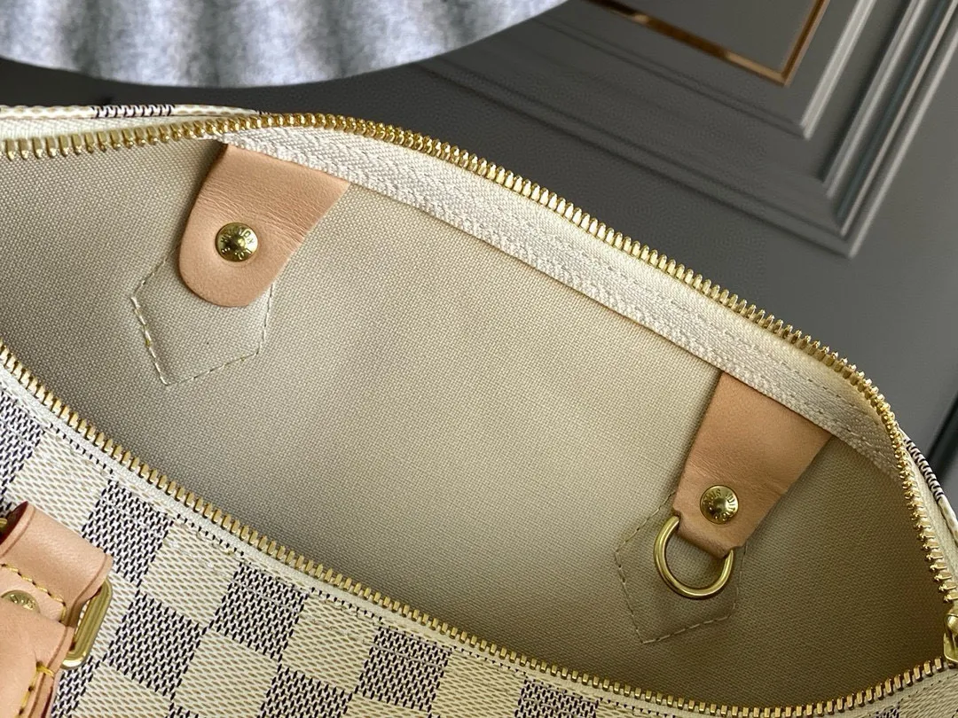 💰800 Top original N41373 SPEEDY 30 handbag (with shoulder strap) Every feature of this Speedy handbag is classic: leather handle, Damier Azur canvas. No wonder it has become a particularly popular bag in the world. Originally designed for travelers in 1930 (its name pays homage to the high-speed traffic of the time), the Speedy 30, with its cross-body strap, has become the ideal urban bag - soft, lightweight and classic. Detailed Features 30 x 21 x 17 cm (Length x Height x Width) Shiny gold-tone brass hardware and padlock Lockable double zipper closure Internal pocket D-ring for keys and accessories Soft fabric lining Shoulder strap: removable, adjustable Strap half-length: 48.0 cm Strap half-length adjustable to: 55.0 cm Handle: Double handle